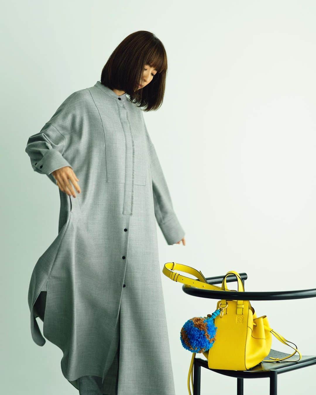 長山一樹のインスタグラム：「最新号の雑誌STORY掲載の小泉里子さん連載ページにてLOEWEの撮影を担当させていただきました。 @story_love40  Model @satokokoizum1  Styling @ithamako  Hairmake @hiramotokeiichi  Editor @yanatakemami  #story #雑誌 #loewe #ロエベ #自然光 #hasselblad #ハッセルブラッド #中判カメラ #kazukinagayama #長山一樹」