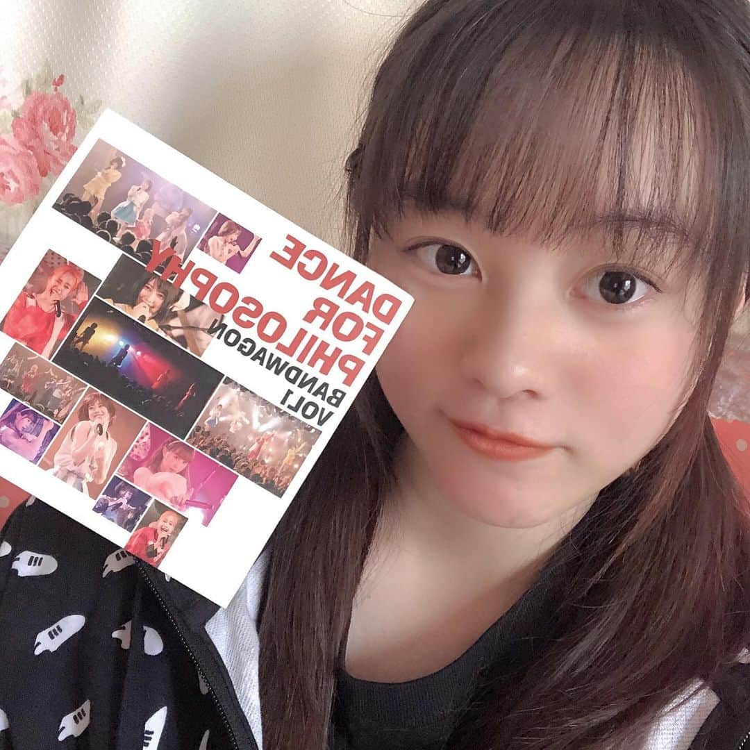 平瀬美里さんのインスタグラム写真 - (平瀬美里Instagram)「🥛10/5(土)ギュウ農フェス💖﻿ ﻿ フィロのスさんを見に行けるってめっちゃ楽しみにしてたの～～～﻿ ﻿ 何て言ったらいいんだろう、、﻿ 圧巻でした。﻿ あの限られた時間の中で自分達の世界観に引き込ませる力が半端じゃなかったです!!!﻿ 4人なのにステージが狭く感じて4人それぞれの強さがすごいです✨✨﻿ ライブじゃなくてエンターテイメントのショーを魅せられてる感覚でした、、﻿ ﻿ ダンスがね、セクシーあり、可愛さあり、コミカルさあり、激しさある中でのあのキレで踊り、﻿ あの歌唱力とか圧倒的強い！﻿ 体力とかどうなってんだろう…❔❔﻿ 純粋に見ていて楽しかった〜😊﻿ ﻿ みぃは日向ハルさん推しです❕♥️﻿ 特典会に参加してチェキ撮ってもらいました❕❕﻿ うれしい～～～～﻿ ステージでは大きく見えるのに、間近でみると本当に小柄でかわいくてあの小さい身体で超パワフルでかっこいい歌声とあのキレキレのダンスが素晴らし過ぎるの、、♥️﻿ お話しさせてもらったら超優しい💌﻿ 更に好きになって帰ってきました💎﻿ ﻿ ﻿ 長文失礼しました😿﻿」10月19日 14時54分 - misatohirase