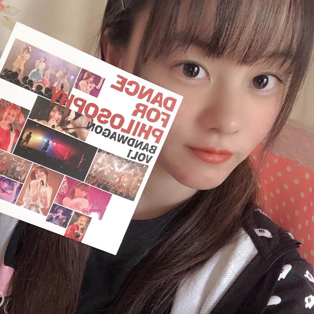 平瀬美里のインスタグラム：「🥛10/5(土)ギュウ農フェス💖﻿ ﻿ フィロのスさんを見に行けるってめっちゃ楽しみにしてたの～～～﻿ ﻿ 何て言ったらいいんだろう、、﻿ 圧巻でした。﻿ あの限られた時間の中で自分達の世界観に引き込ませる力が半端じゃなかったです!!!﻿ 4人なのにステージが狭く感じて4人それぞれの強さがすごいです✨✨﻿ ライブじゃなくてエンターテイメントのショーを魅せられてる感覚でした、、﻿ ﻿ ダンスがね、セクシーあり、可愛さあり、コミカルさあり、激しさある中でのあのキレで踊り、﻿ あの歌唱力とか圧倒的強い！﻿ 体力とかどうなってんだろう…❔❔﻿ 純粋に見ていて楽しかった〜😊﻿ ﻿ みぃは日向ハルさん推しです❕♥️﻿ 特典会に参加してチェキ撮ってもらいました❕❕﻿ うれしい～～～～﻿ ステージでは大きく見えるのに、間近でみると本当に小柄でかわいくてあの小さい身体で超パワフルでかっこいい歌声とあのキレキレのダンスが素晴らし過ぎるの、、♥️﻿ お話しさせてもらったら超優しい💌﻿ 更に好きになって帰ってきました💎﻿ ﻿ ﻿ 長文失礼しました😿﻿」