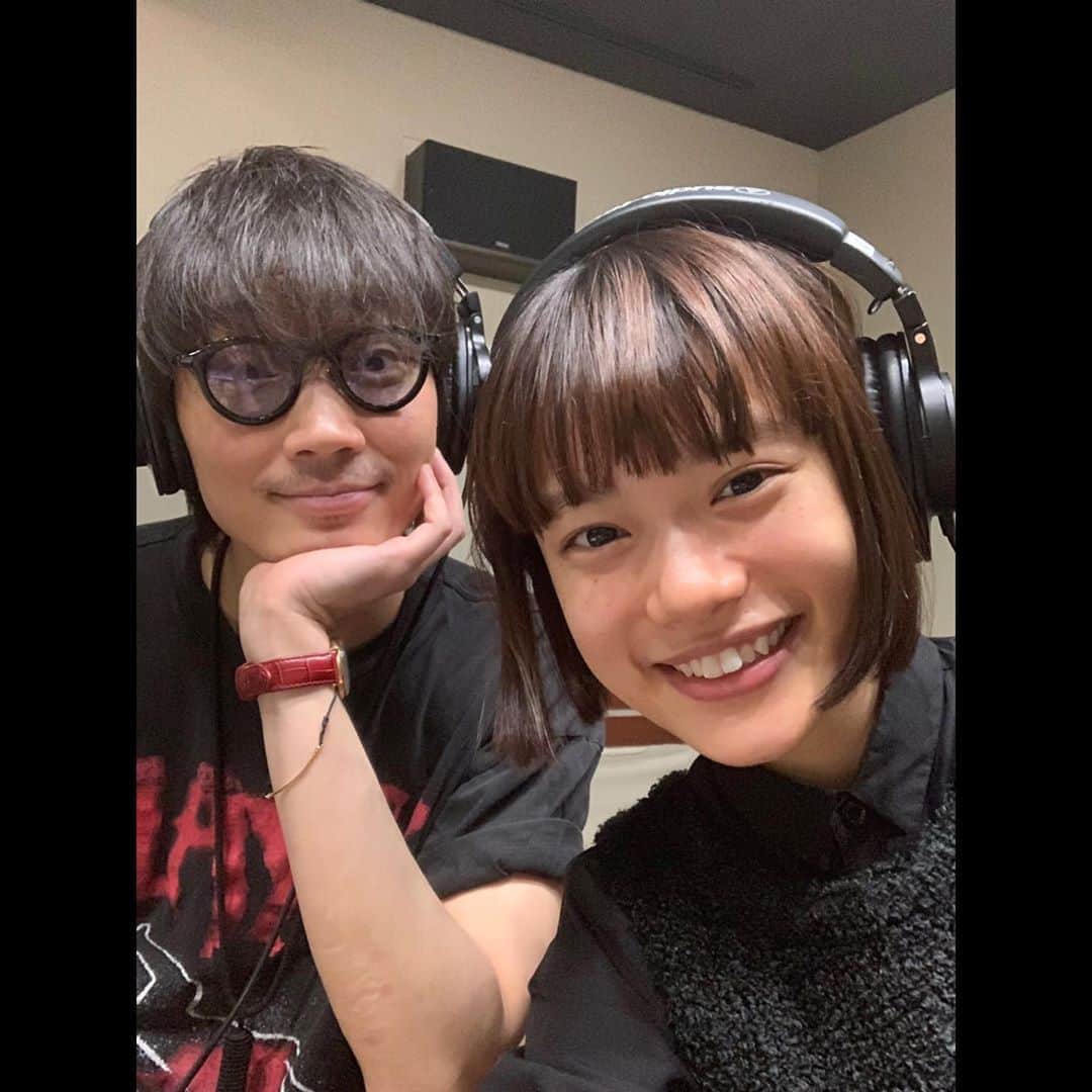杉咲花のインスタグラム：「先週に引き続き、綾野さんがラジオに遊びにきてくださっています。明日の放送、是非お聴きください🌹 #杉咲花のFlowerTOKYO」