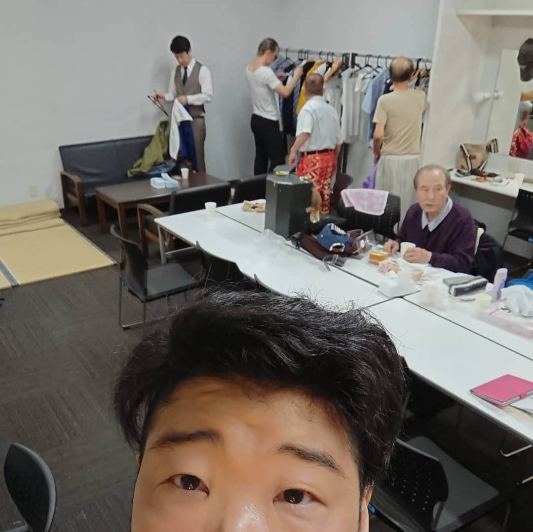 安尾信乃助のインスタグラム：「昨日はポートピアホール、今日は神戸国際会館こくさいホールで新喜劇。 内場さん座長です。  #内場勝則#座長#よしもと新喜劇#吉本新喜劇#安尾信乃助#」
