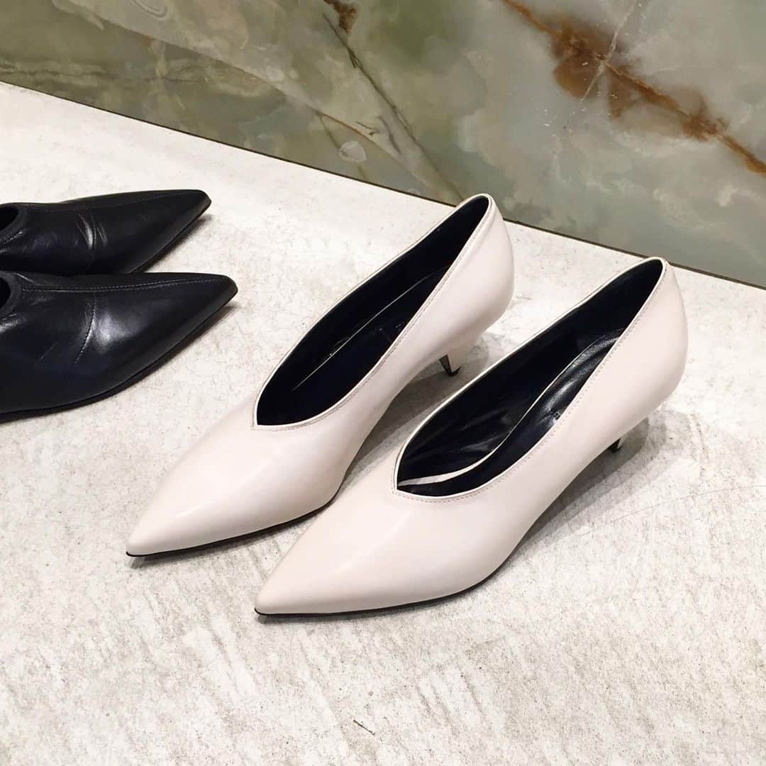 H BEAUTY&YOUTHさんのインスタグラム写真 - (H BEAUTY&YOUTHInstagram)「＜ALUMNAE＞ pointed heel for women ¥67,000-(+tax) pointed flat for women ¥65,000-(+tax)  #H_beautyandyouth @h_beautyandyouth  #BEAUTYANDYOUTH #Unitedarrows #alumnae」10月19日 14時59分 - h_beautyandyouth