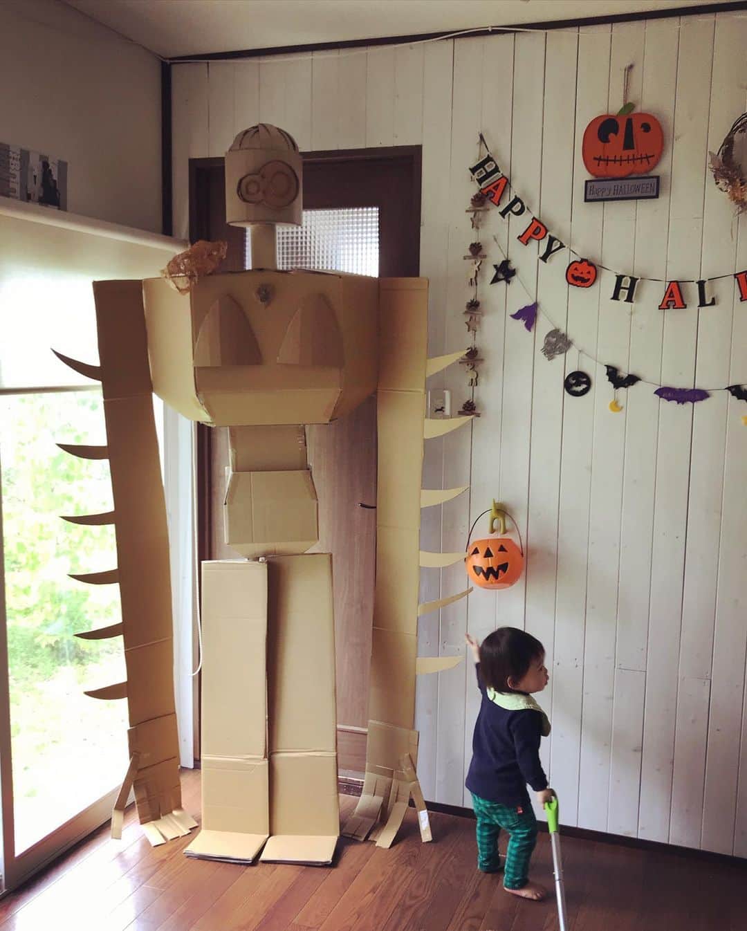 たまねぎさんのインスタグラム写真 - (たまねぎInstagram)「. . 今年のハロウィン用の段ボールアート。 天空の城ラピュタのロボット兵です。 結構でかいです笑笑 まめちゃんパパ作です。 . 誰が誰になるのかはお楽しみに！💕 . . Cardboard art Castle in the Sky . . #standardpoodle #dog #lovedogs #poodlesofinstagram #スタンダードプードル #大型犬と子供 #poodle #dogstagram #いぬのいる生活 #もふもふ部 #わんこ部 #子どもと犬  #kidsanddog #ママリ #キズナ #コドモノ #いこーよ #いぬのきもち #犬と暮らす #いぬなしでは生きていけません #幸せな時間 #ハロウィン #jiburi #天空の城ラピュタ #ロボット兵 #ラピュタ #段ボールアート #段ボール工作 #castalinthesky #cardboardart」10月19日 15時00分 - tamanegi.qoo.riku