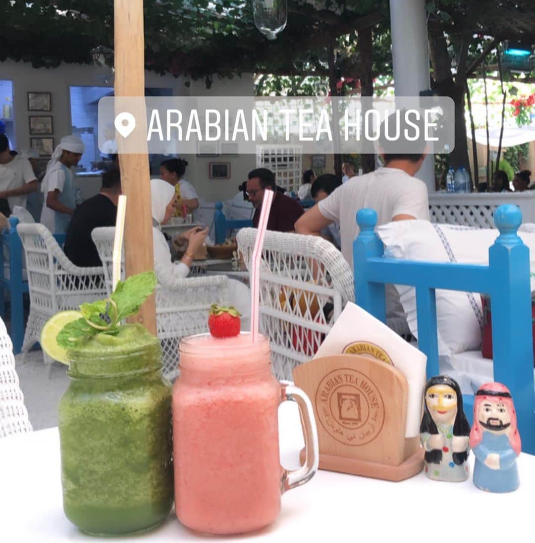 都築青空さんのインスタグラム写真 - (都築青空Instagram)「バスタキア地区にある 『Arabian Tea House』へ🧕 . . ミントティーが有名なのだけど、 私たちはミントライムスムージーと ストロベリーバナナスムージーを🍓 (保守的笑) . . めちゃくちゃおいしくて 疲れが吹き飛んだよ〜👫👫 可愛すぎるよねこのカフェ🍰 . . #arabianteahouse #bastakiya #bastakiyadubai #バスタキア地区 #アラビアンティーハウス #カフェ巡り  #dubai #uae #trip #ドバイ #アラブ首長国連邦 #ドバイ旅行 #タビジョ #あおぞら旅日記」10月19日 15時01分 - aozora723