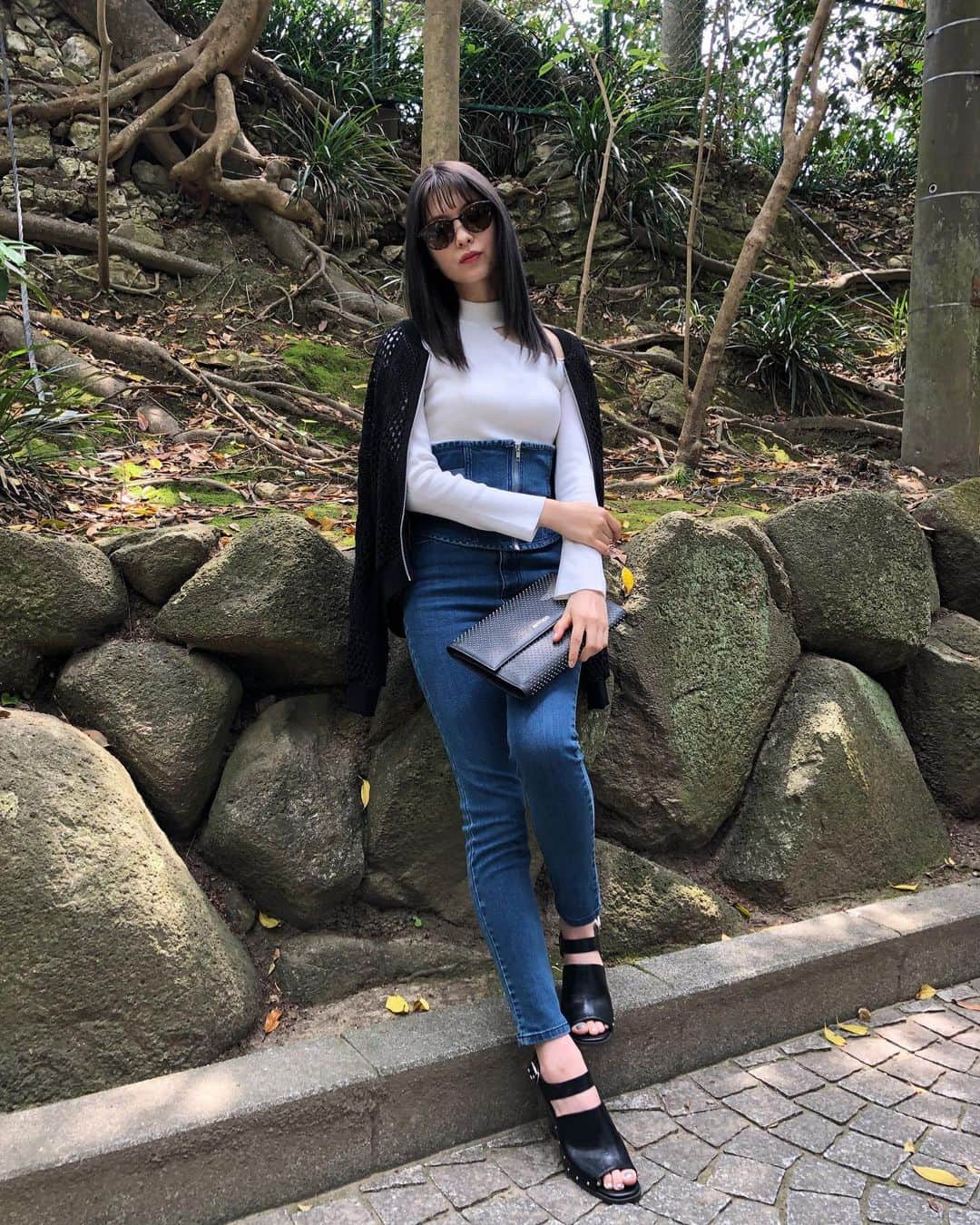 のインスタグラム：「すっかり秋ですね🍂 ﻿ ﻿ ふわっと佇むクールビューティな #八木アリサ さん🕶👠 ﻿ ﻿ どんな場所でも華やか🥺✨ ﻿ ﻿ #内田柊 #柊  #女優 #モデル #綾瀬楓の元カノ #cool #サングラス #キマってる #華やか#足長い #そんな今日は #バーゲンの日 #秋服 #欲しくなります #午前0時キスしに来てよ #12月6日公開 #0キス #0kiss #ゼロキス」