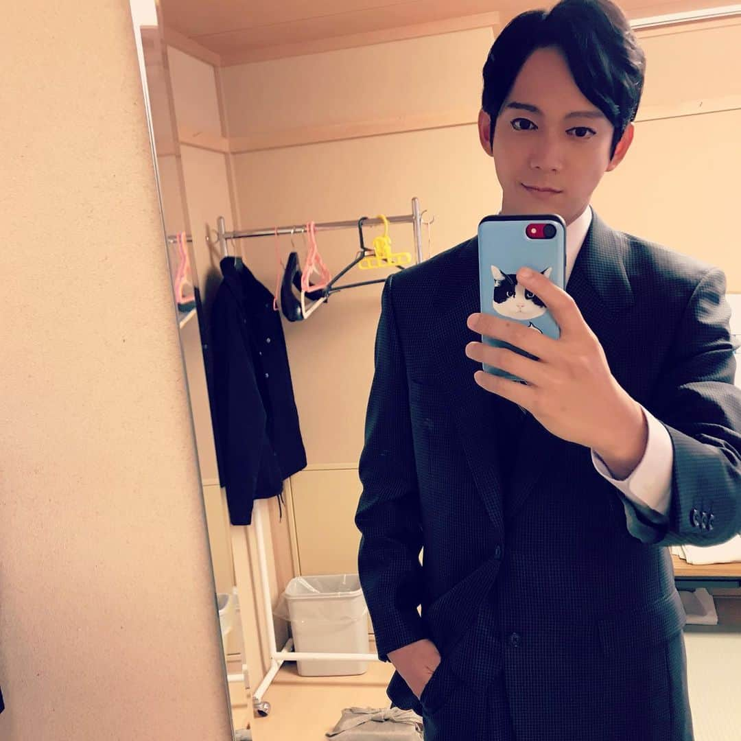 辻本祐樹さんのインスタグラム写真 - (辻本祐樹Instagram)「プライベートでスーツを着る事は少ないけど、スーツは好き♪ カチッと似合う大人になりたいな。  まだまだ、道頓堀ものがたりの信太郎をよろしくお願い致します！  #道頓堀ものがたり #辻本祐樹 #南座  #スーツをクローゼットに何着も並べたい  #京都寒くなって持ってくる私服間違えた説」10月19日 15時04分 - tsujimotoyuuki