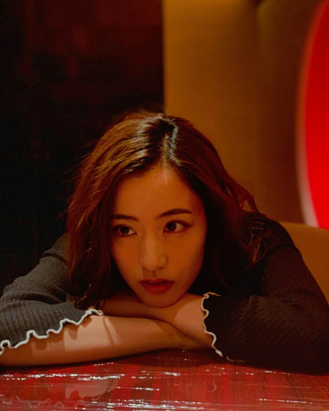 えのきさりなのインスタグラム：「. オフの日に知り合いのメイクさんに ヘアメイクをしていただきました！ スーパーナチュラルなのにメリハリしっかりついていて… 情報いただきまくりです✨  高校生卒業してからというものメイクに本当に疎くなった私に 「女優なんてそれでいいのよ」と甘やかしの言葉までいただいちゃった笑 肌を綺麗に保つことがどの世界でも大事だそうです。スキンケアの意識高めます。  #日焼け止め塗らない星人卒業します #メイク #ウェーブヘア #撮影 #makeup」