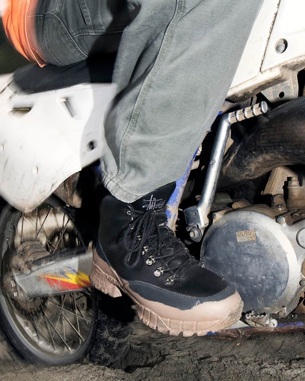 のインスタグラム：「@hypebeastkicks : STÜSSY が、1017 ALYX 9SM のクリエイティブ・ディレクターを務める Matthew M. Williamsをパートナーに招聘し、特注アイテムをリリースする。製品染めしたTシャツと“泥”を手作業で表現したブーツの2型をリリース⁠⠀ ▶︎詳細はプロフィールリンクから⁠⠀ Photo: STÜSSY」
