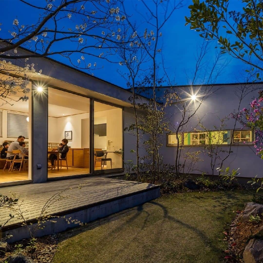 住友林業株式会社_戸建住宅公式さんのインスタグラム写真 - (住友林業株式会社_戸建住宅公式Instagram)「【家族を癒す夜の庭】  ご家族が集まる夜の時間は、ライトアップされた庭が楽しめます。日中とは違った庭の表情はご主人の帰宅後の楽しみでもあります。  #住友林業の実例 #自家自讃 #外観 #庭 #住友林業 #すみりん #いい木と住むこと #木のぬくもり #注文住宅 #マイホーム #一戸建て #住宅 #きこりん #インテリア  #design #interiordesign #interior　#house #myhome #architecture  住友林業のホームページには、家づくりに役立つ多彩な実例を数多く掲載しています。@sfc_ie のURLからアクセスできますので、是非ご覧ください。」10月19日 15時19分 - sfc_ie