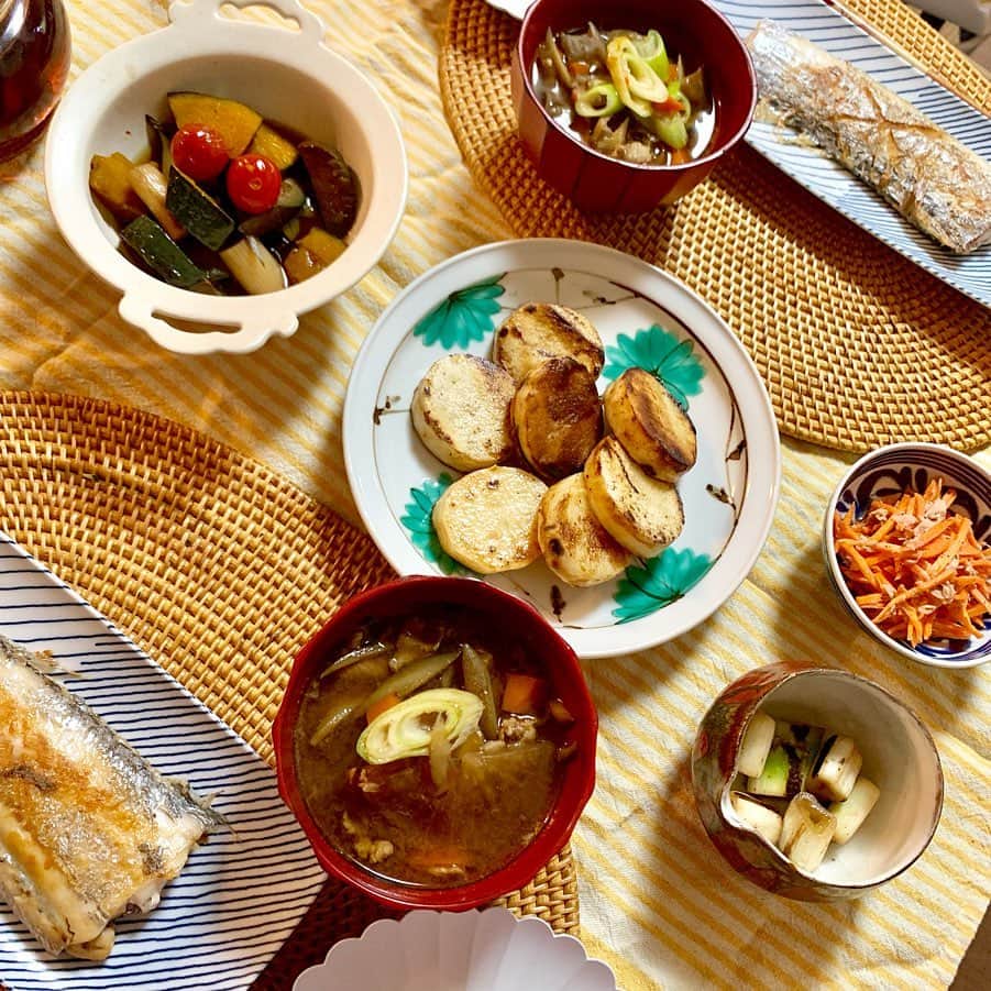 のインスタグラム：「ばんごはん  長芋を結構厚めに切ってバター醤油で焼いたらホクホク美味しかった♬  煮浸しは🍅を入れるのが好き♬  バウンサーポチった。 効果ありますように！！！ ホワイトノイズとか専用の機器もポチっ 効果があるのか不明だけど色んな音流してます。 (スマホアプリで十分ですがスマホ自分の手元に欲しいので買いました) いろんなアプリがあるのねー。  #ばんごはん #器 #夫婦時間」