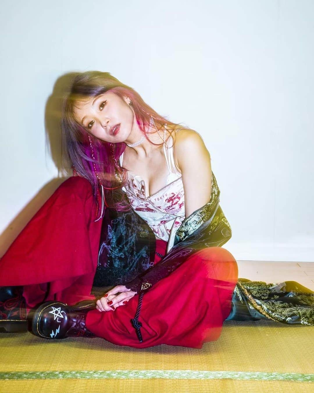 LiSAさんのインスタグラム写真 - (LiSAInstagram)「LiVE is Smile Always〜紅蓮華〜④ photo by. 青木カズロー　@cazrowaoki  Styling by. ヨシダミホ　@yoshida_miho  hair and make . たばたちなつ　@chinatsu.tabata88  #紅蓮のツアー　#りさふく　#りさへあめいく　#写殺　#早替えできるようにリメイクしてもらった　#さらし　#drmartens #紅蓮華MV衣装」10月19日 15時30分 - xlisa_olivex