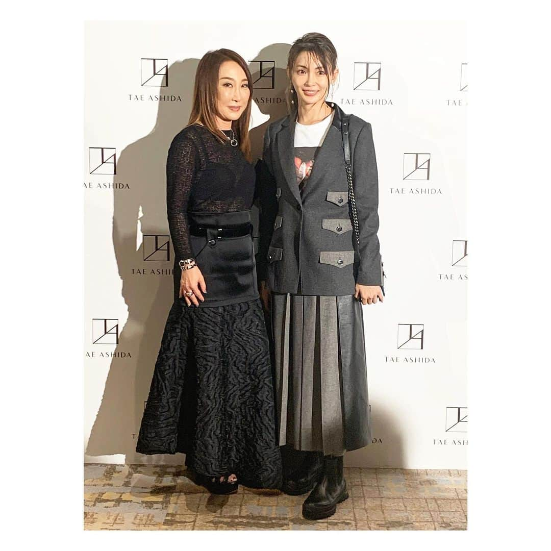 押切もえさんのインスタグラム写真 - (押切もえInstagram)「本当の私はこちら（笑）。 @taeashida のデザイナー、タエさんと。 2枚目は、前回書いた記事の一部です。 今回はサスティナビリティやファッションの再発見について書こうかな、と思案中。 * そして、初の翻訳本『たまには、やすんだら？』についてもコメントありがとうございます！ イラストが可愛く、気軽に読める本なので、ぜひお手に取ってみてくださいね。 #taeashida #東京コレクション #着ている服も　#タエアシダ #共同通信　#新聞　#文章を書く仕事」10月19日 15時32分 - moe_oshikiri