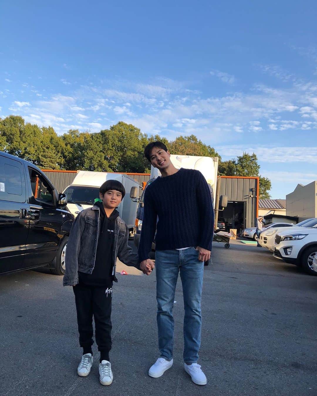 キム・ジソクのインスタグラム：「. 요즘 제일 많이 만나는 분.👨‍👦 우리 닮았나요?🍭」