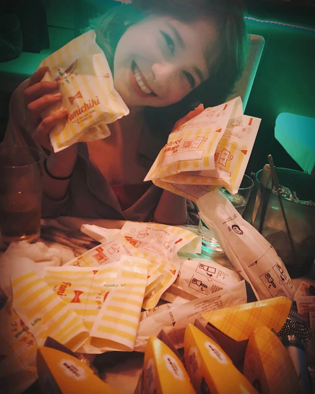 のインスタグラム：「本投稿するような内容でもないのだけど、今朝未明のファミチキ祭り😂😂😂テキーラとのペアリング(爆  #アメリカンドック #ファミチキ #テキーラ #大食い女子 #大食い #大食いチャレンジ #お酒好きな人と繋がりたい #からあげクン #コンビニ飯 #酒好きな人と繋がりたい #テキーラ好きな人と繋がりたい @ayasehano #六本木 #roppongifightclub #japanesegirls」