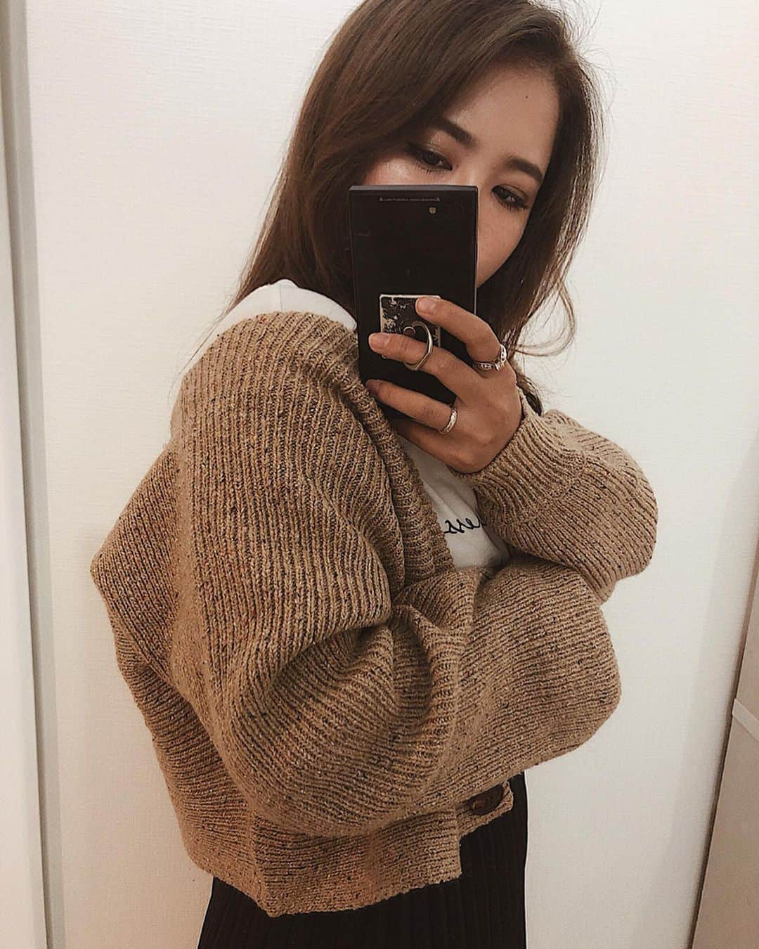 のインスタグラム：「展示会で注文していた @rosebud_official_ のカーディガン🧶🥺❤️ ㅤㅤㅤㅤㅤㅤㅤㅤㅤㅤㅤㅤㅤ 丈短めでかわいい🤧！ そしてずーっと探してた合わせやすい黒のスカートを @holidayandholiday_official でゲット❤︎！ ㅤㅤㅤㅤㅤㅤㅤㅤㅤㅤㅤㅤㅤ #instagram #japan  #メイク  #YouTube  #cosmetics #love #me #makeup  #fashion #メイク #コスメ  #hair #newhair #makeup #海外コスメ #韓国ファッション #ootd #rosebud」