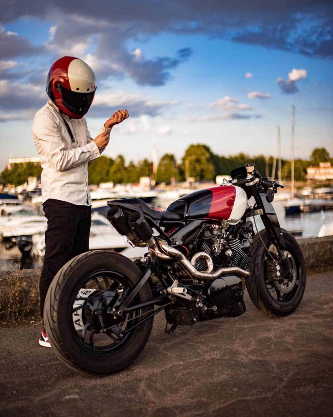 epidemic_motorsさんのインスタグラム写真 - (epidemic_motorsInstagram)「Via @bolshakov_sergei 📸 @denisminchenkov  #caferacer #yamahaxv750 #yamaha #yamahacaferacers #yamahacaferacer #yamahastyle #caferacertv #caferacerclub #caferaceroftheday #hondacb #hondacb750 #hondacaferacers #custom #bellbullitt #bike #bobber #bobbercafe #bobbercaferacer #bell #bullitt #cb750 #cb750caferacer #xv750 #custombike #helmet #helmets #badassmotostore #bestof_caferacer」10月19日 15時54分 - epidemic_motors