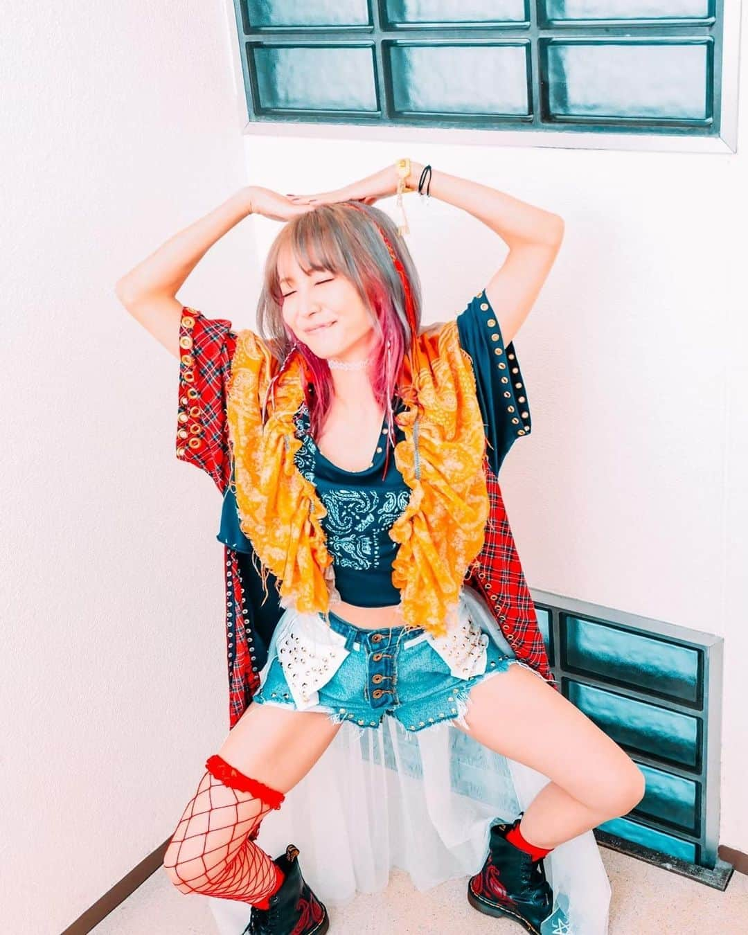 LiSAさんのインスタグラム写真 - (LiSAInstagram)「LiVE is Smile Always〜紅蓮華〜⑦ photo by. VIOLA @vizkage  Styling by. ヨシダミホ　@yoshida_miho  hair and make . たばたちなつ　@chinatsu.tabata88  #紅蓮のツアー　#りさふく　#りさへあめいく　#リメイクTシャツ」10月19日 15時57分 - xlisa_olivex