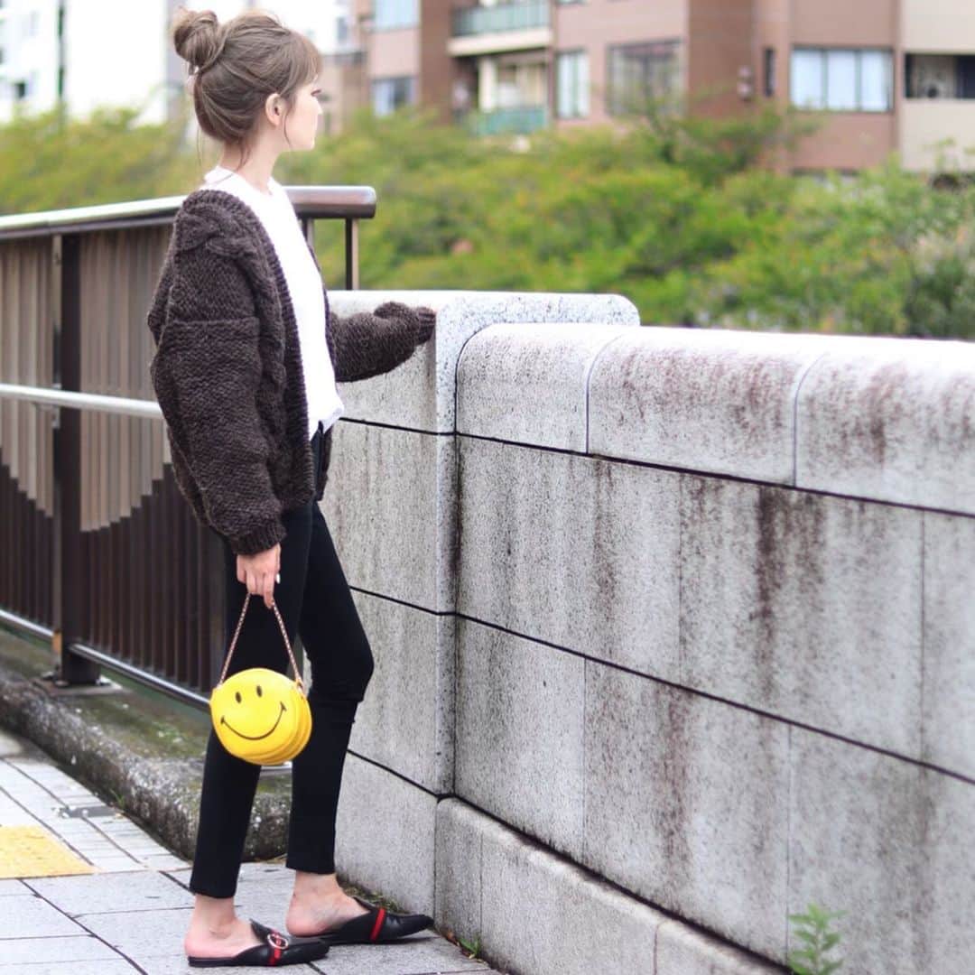 のインスタグラム：「ㅤㅤㅤㅤㅤㅤㅤㅤ ㅤㅤㅤㅤㅤㅤㅤㅤ 仕事の初出勤の時 丁寧に指導してくれる先輩に対して ㅤㅤㅤㅤㅤㅤㅤㅤ 『ありがとうございます』と伝えたかったのに ガッチガチに緊張していた私の口から出たのは  ㅤㅤㅤㅤㅤㅤㅤㅤ ｢かたじけないです｣ ㅤㅤㅤㅤㅤㅤㅤㅤ だった。という過去があるという話を postで書いたことがある😂🙌🏻 ㅤㅤㅤㅤㅤㅤㅤㅤ #武士か ㅤㅤㅤㅤㅤㅤㅤㅤ ㅤㅤㅤㅤㅤㅤㅤㅤ そんなわたくしですが。つい先日の話。 ㅤㅤㅤㅤㅤㅤㅤㅤ  ビジネスメールのやりとりをする際の 挨拶の常套句と言えば ㅤㅤㅤㅤㅤㅤㅤㅤ ㅤㅤㅤㅤㅤㅤㅤㅤ  ㅤㅤㅤㅤㅤㅤㅤㅤ ｢お世話になっております｣ ㅤㅤㅤㅤㅤㅤㅤㅤ ㅤㅤㅤㅤㅤㅤㅤㅤ が割と多いと思うのですがㅤㅤㅤㅤㅤㅤㅤㅤ 先日お取引のある会社にメールを送ったら たまたまそれを読んだ方が知人だった様で ㅤㅤㅤㅤㅤㅤㅤㅤ  別件で個人的にお会いした時こう言われた。 ㅤㅤㅤㅤㅤㅤㅤㅤ ㅤㅤㅤㅤㅤㅤㅤㅤ 『この前送ってくれたメールね ｢お世話になっております｣が ｢世話になっております｣ って書いてあったよ😂武士か😂』 ㅤㅤㅤㅤㅤㅤㅤㅤ ㅤㅤㅤㅤㅤㅤㅤㅤ ㅤㅤㅤㅤㅤㅤㅤㅤ ⬆️😂😂😂 かたじけないです‪w😂 ㅤㅤㅤㅤㅤㅤㅤㅤ  ㅤㅤㅤㅤㅤㅤㅤㅤ なんだろう、私の前世は武士だったのかな😂❤️ ㅤㅤㅤㅤㅤㅤㅤㅤ っていう今日の服😂❤️ ㅤㅤㅤㅤㅤㅤㅤㅤ ㅤㅤㅤㅤㅤㅤㅤㅤ スマイルバッグがお気に入り過ぎる🙂 ㅤㅤㅤㅤㅤㅤㅤㅤ スキニーの下にはもちろん @majicalsherry_lme  やっぱりこれがあるとヒップラインも全然違う❤️ ㅤㅤㅤㅤㅤㅤㅤㅤ ㅤㅤㅤㅤㅤㅤㅤㅤ」
