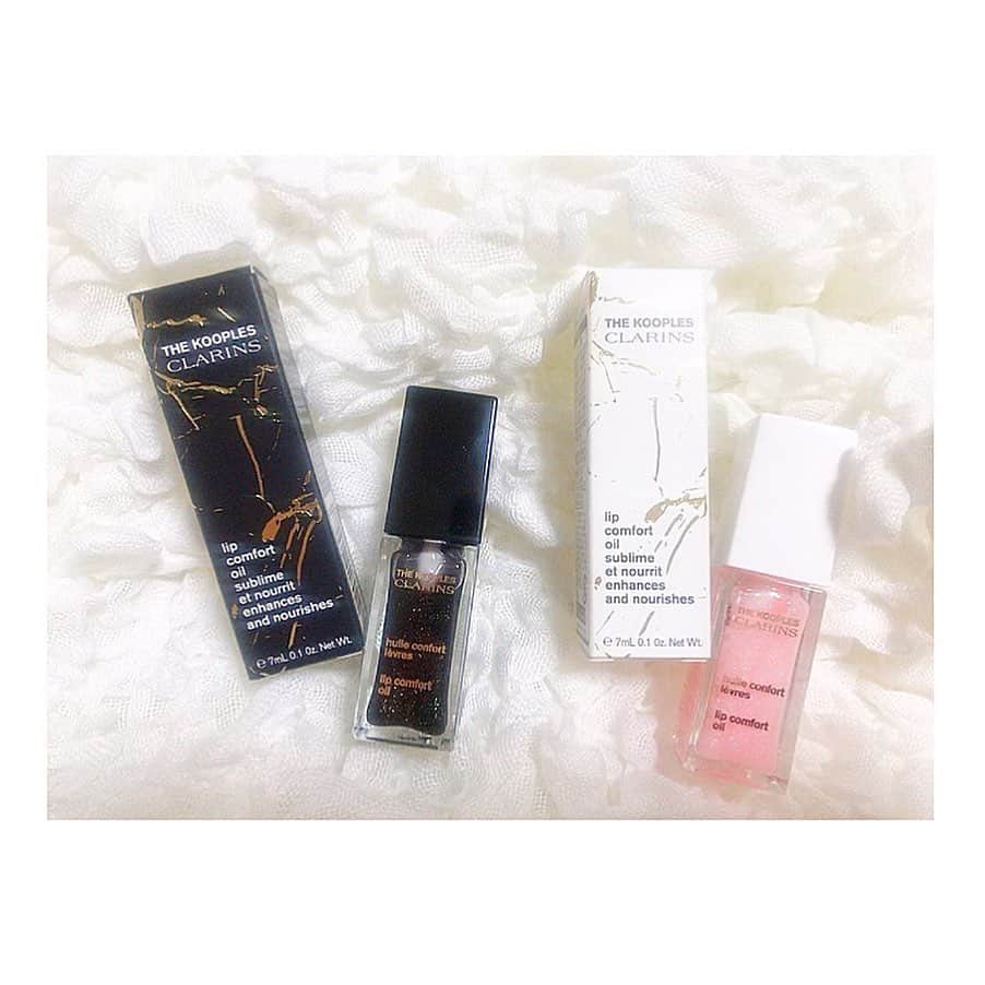 麻衣愛のインスタグラム：「クラランスのコンフォートリップオイルから限定色が昨日発売に!!🖤💗 数年前友人にプレゼントで貰ってから、リップオイルのファンになりました!! . . それからは私も友人のプレゼントにこのリップを差し上げたり、限定色は毎年チェックしているのだけど、今年はピンクとブラックの2色が🥰 . . ダークストーン（ブラック）もライトストーン（ピンク）もラメが入っていて、唇の水分量で色味が変わるので自分だけの色になるというから推せる。 . . コスメヲタとしては最高のリップオイルなのです!! . . #クラランス  #clarins #thekooples #コンフォーリップオイル #クラランスリップオイル  #リップオイル #ダークストーン #ライトストーン #美容 #美容ヲタ #限定 #限定色 #リップ #lips #lipstick #ブラックリップ #ピンクリップ #コスメ #コスメヲタク」