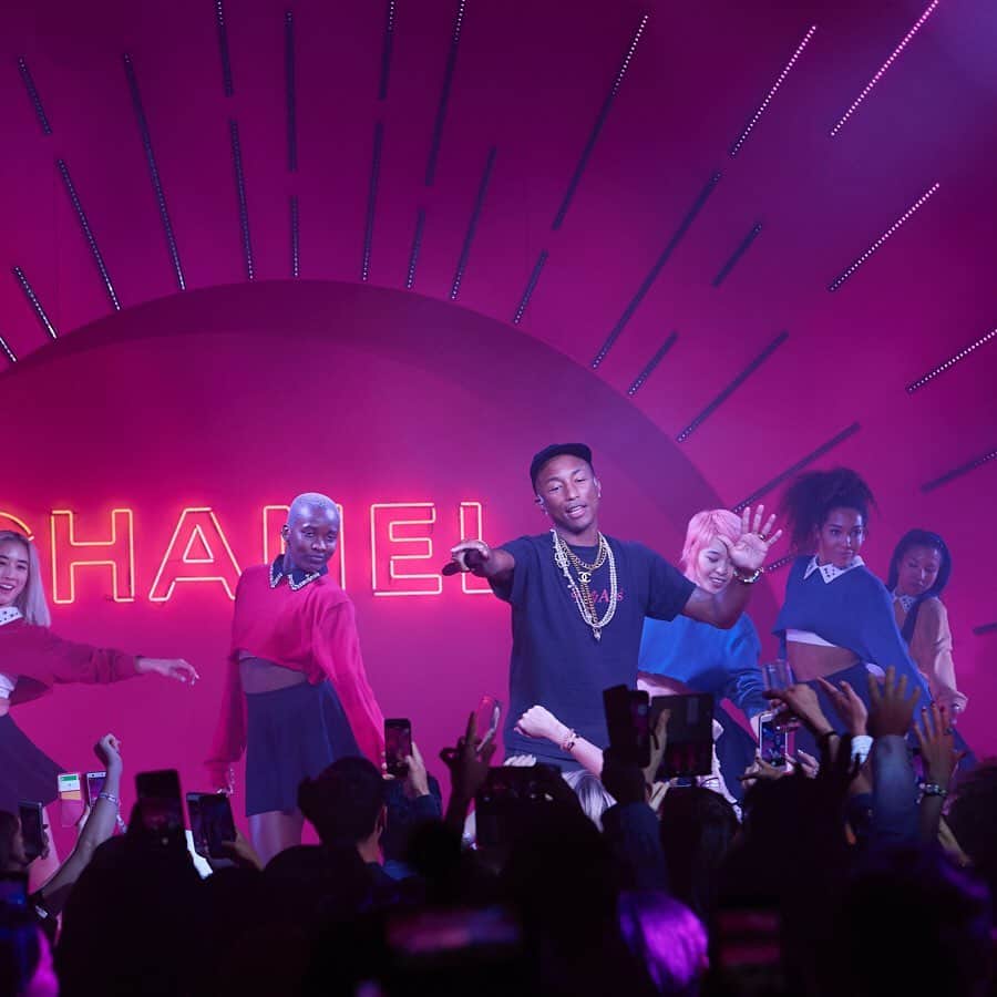 シャネルさんのインスタグラム写真 - (シャネルInstagram)「Pharrell Williams and Rina Sawayama performed a private set at the Mademoiselle Privé exhibition opening in Tokyo, followed by an after-party with Soo Joo Park and DJ Mike.  #CHANEL #MademoisellePrive #シャネルマドモアゼルプリヴェ @Pharrell #PharrellWilliams @RinaSOnline #RinaSawayama @Soojmooj #SooJooPark」10月19日 16時16分 - chanelofficial