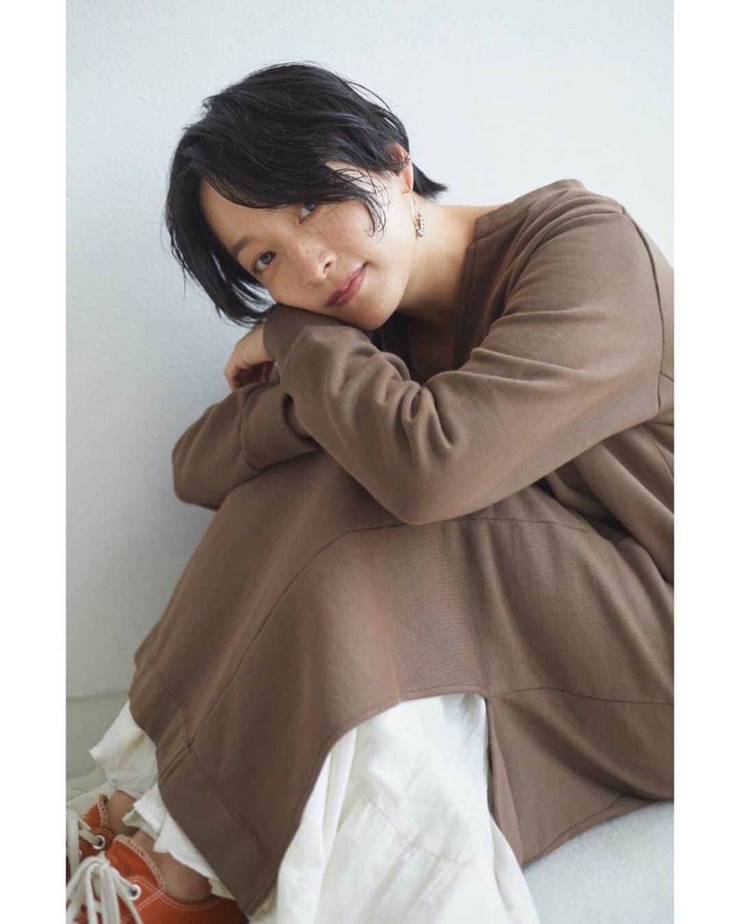 高山都さんのインスタグラム写真 - (高山都Instagram)「ダークブラウンも少しグレー味も入ってるから、ほっこりしない。 スリットからスカートを見せると、すこしボリュームが出て、台形シルエットになるので、変化をつけたい時に♡ #都ふく」10月19日 16時31分 - miyare38