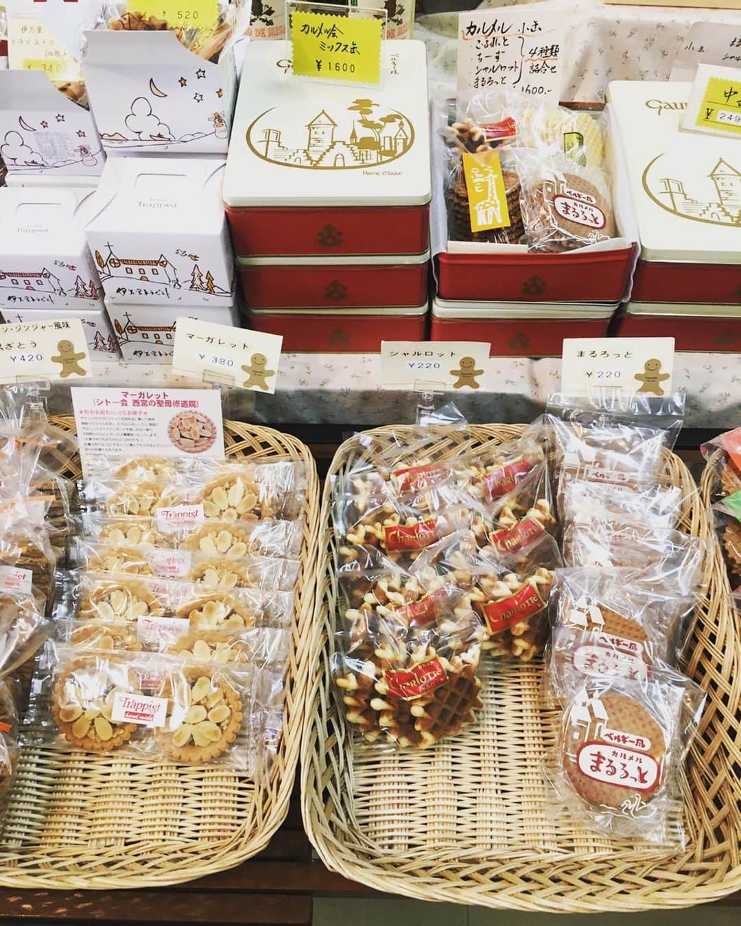 猫沢エミさんのインスタグラム写真 - (猫沢エミInstagram)「村上開新堂へ行きたかったけど、時間がなくて断念🙁  しかしタキノへ寄れたから、菓子心は成仏しました。アーメン👼✨ 日本中の修道院謹製菓子を集めている、修道院菓子好きの自分としましては、まさにエデンの園のようなお店😍  好きさ京都❣️もっとゆっくりまわって、マニアなお店を巡りたい。  修道院菓子 タキノ 京都府京都市中京区錦小路通烏丸東入ル元法然寺町691  #猫沢銘店」10月19日 16時23分 - necozawaemi