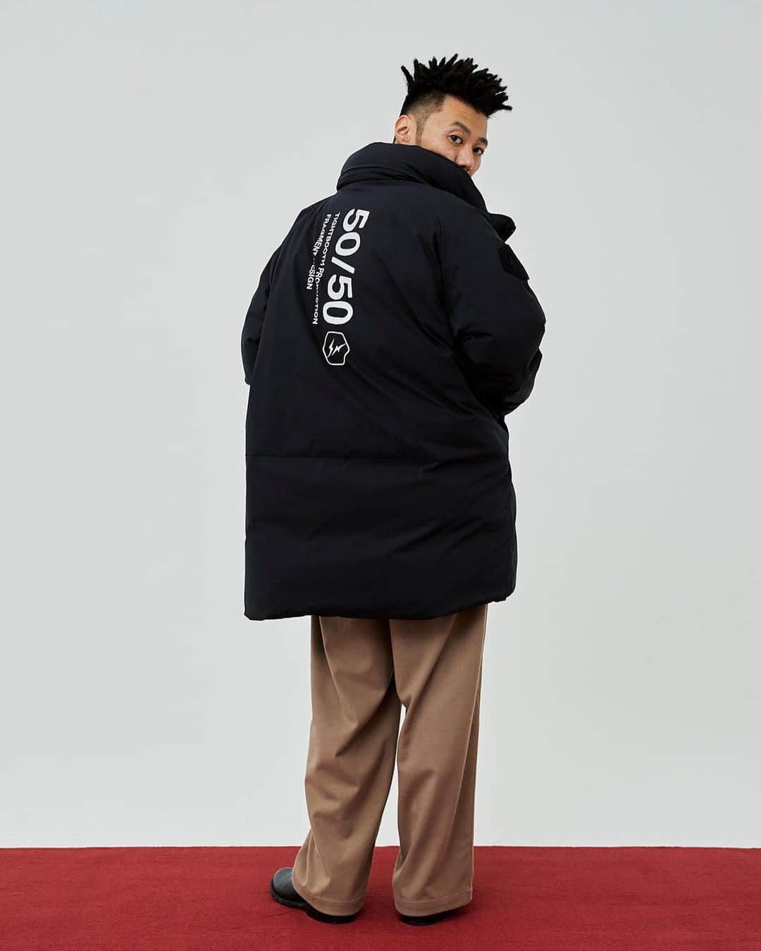 のインスタグラム：「@hypebeaststyle : スケーター 上野伸平の手がけるTIGHTBOOTH と fragment design によるコラボカプセルが登場。今回のコラボレーションでは、スケートトリックの王道“50/50”をテーマとした全5型のアイテムが登場⁠⠀ ▶︎詳細はプロフィールリンクから⁠⠀ Photo: TIGHTBOOTH/ADIDAS ORIGINALS」