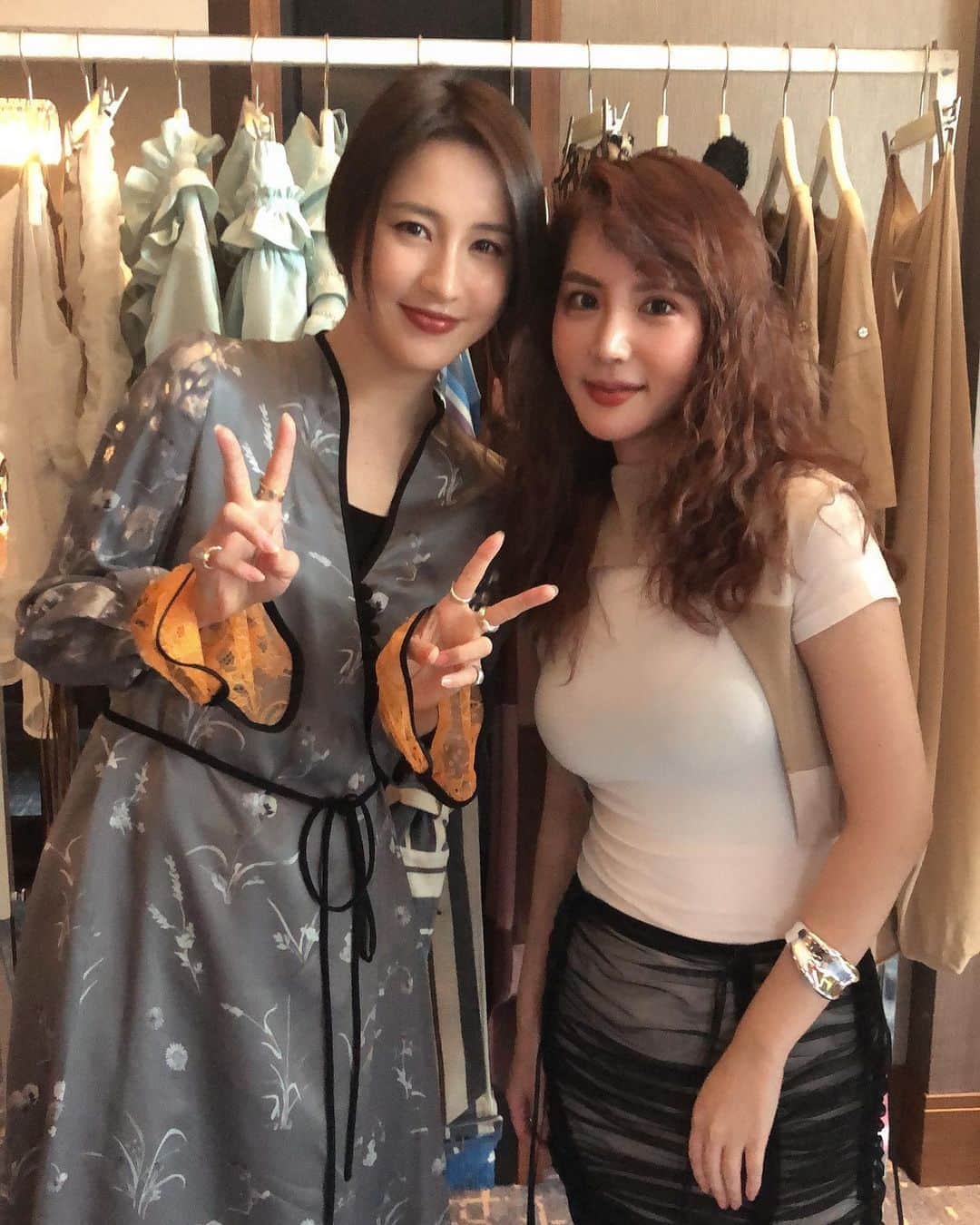 のインスタグラム：「こないだ　@seivson.official の展示会に行ってきたよー❤️ JILLちゃんと！ 可愛い服オーダーしたよん。 届くの楽しみだ^^ #seivson」