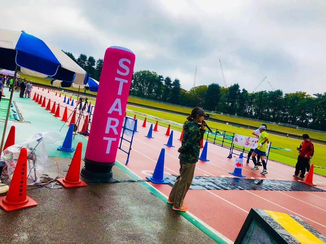 福島和可菜さんのインスタグラム写真 - (福島和可菜Instagram)「今日は…🏃上尾リレーマラソンフェスタ🏃  大会開始当初は雨が降っておりましたが、 途中から晴れました☀️ 今日は、 親子ラン 2.5kmの部 10kmの部 ハーフリレーマラソンの部  が開催されまして、素晴らしいタイムも飛び出し、笑顔溢れるアットホームな大会🥰  参加された皆様、ナイスラン‼️‼️‼️ ありがとうございました✨  本日の、FMヨコハマ ジョグステーションは、MGCのコース試走変をお送りします😉  もう間もなくスタート✋よろしくお願いします😊  #上尾リレーマラソンフェスタ #2019 #MC #専念 #アットホーム #素敵な大会 #埼玉県 #陸上競技場 #love #running #大会 #上尾 #リレー #マラソン #marathon #FM #ヨコハマ #ジョグステーション #MGC #コース #試走 #編 #お楽しみに #🏃 #😊 #❤」10月19日 16時39分 - fukushimawakana