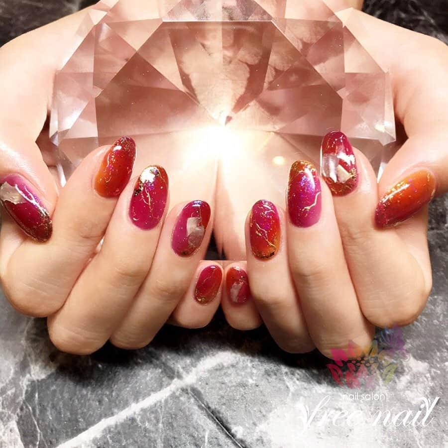 ネイルアーティストRYさんのインスタグラム写真 - (ネイルアーティストRYInstagram)「. 秋色ニュアンスネイル💅🏻🍁✨ . キラキラレッド🌹✨ . #ネイリスト #ネイルアーティスト #ネイルアート #ネイルチェンジ #ネイルサロン #大阪ネイルサロン #ネイルスクール #ネイル動画 #ジェルネイル #ネイルデザイン #ニュアンスネイル #シェルネイル #キラキラネイル #レッドネイル #赤ネイル #デザインネイル #トレンドネイル #大人ネイル #シンプルネイル #秋ネイル #autumnnails #美甲 #日式美甲 #日式美甲胶 #日本美甲师 #日本美甲老师 #美甲上课 #日本胶」10月19日 16時34分 - nail_artist_rm