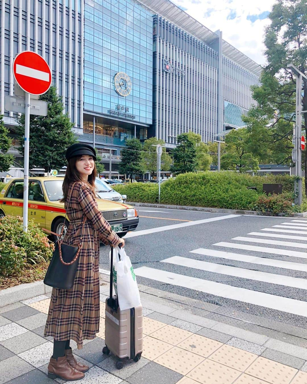 森川侑美さんのインスタグラム写真 - (森川侑美Instagram)「福岡へ🚄 出張中の友達を追いかけてやってきた☺️ 福岡にちゃんと来たことがなかったから 今回初めて本場の水炊きを食べて、 大好きな明太子づくしに お隣の熊本県直送の馬刺しまで食べて 何から何まで美味しかった🥺🍶 . しめは福岡ブランドのコーヒーを飲んで☕︎。 福岡在住歴のある友達だから エスコートしてもらった☺️ ありがとう♡♡ @s.moon722 . つかぬ間のリフレッシュ、 同じ国内だけど空気も水も人も食事も雰囲気も何もかもが違ったな〜☺️ . #秋の行楽#秋#秋服#福岡#国内旅#食旅#福岡グルメ #水炊き#明太子#日本酒 #ダイエットは明日から」10月19日 16時35分 - yumi.morikawa322