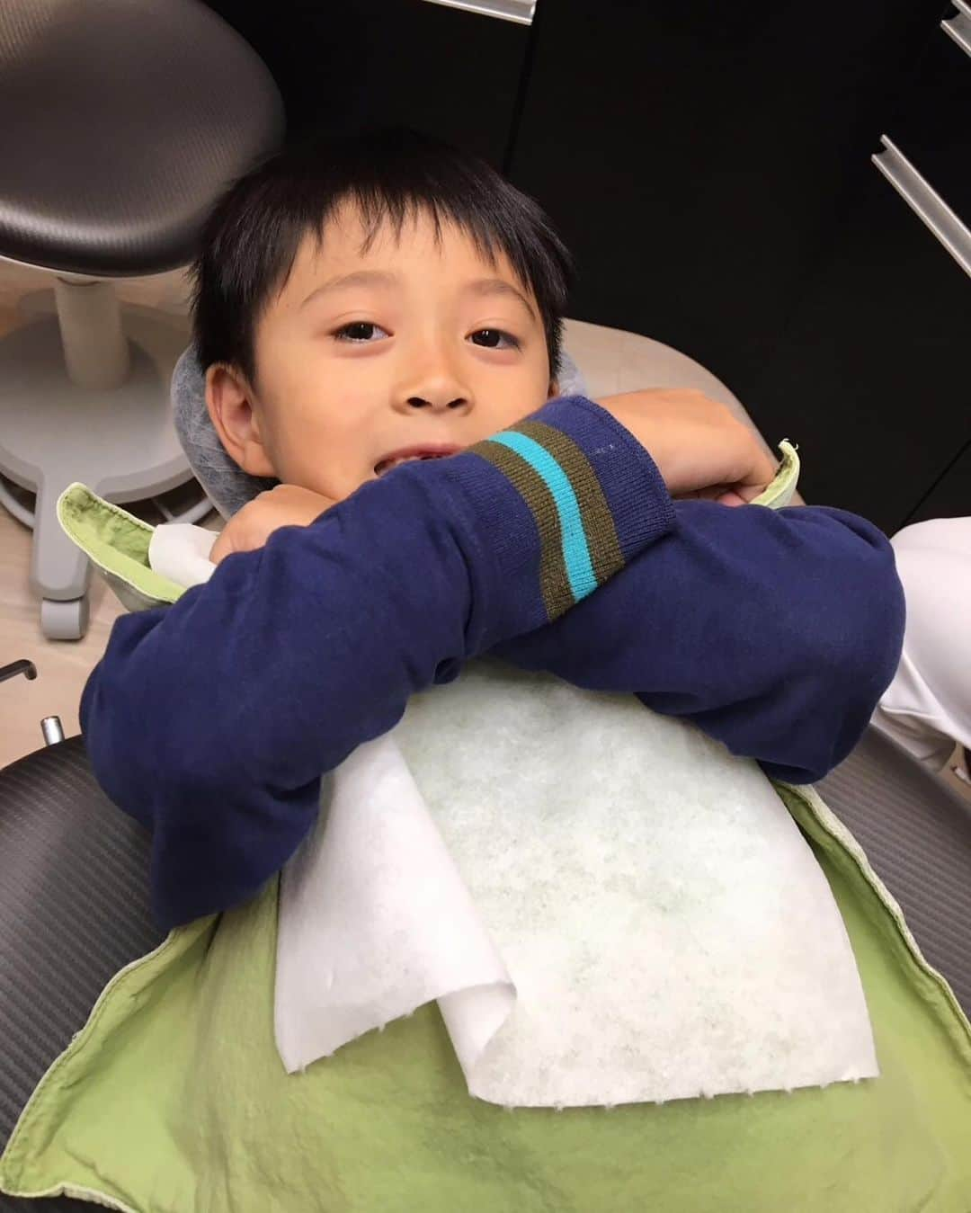 市川海老蔵 （11代目）さんのインスタグラム写真 - (市川海老蔵 （11代目）Instagram)「* Kids went to the dentist.  As their teeth are falling out I decided they should go on a regular basis.  2人は歯医者さんへ🦷  歯抜けたり あるので 定期的に行くことにしました。  #市川海老蔵 #海老蔵 #成田屋 #歌舞伎 #ABKAI #ABMORI #ebizoichikawa #ebizo #kabuki #thunderparty #theater #theaterarts #actor #japan #classic」10月19日 16時47分 - ebizoichikawa.ebizoichikawa