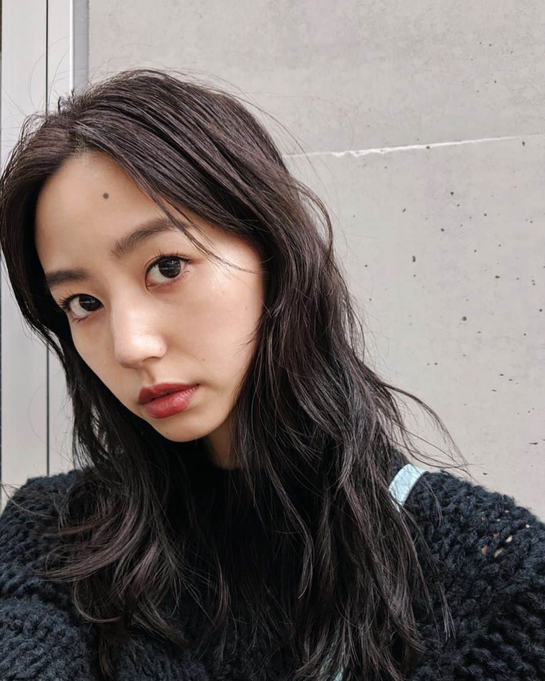 Shiho Sasakiのインスタグラム：「ヘアメンテナンスしたよ💈 明るくなってたからトーンダウン⚫️ パーマは半年前くらいにかけたのが最後だけど、ゆるーく残ってる感じ🙆‍♀️ レイヤーもちょっと入れてもらいました✨ #hair#pixelで撮影#team_pixel#baroque_pixel」