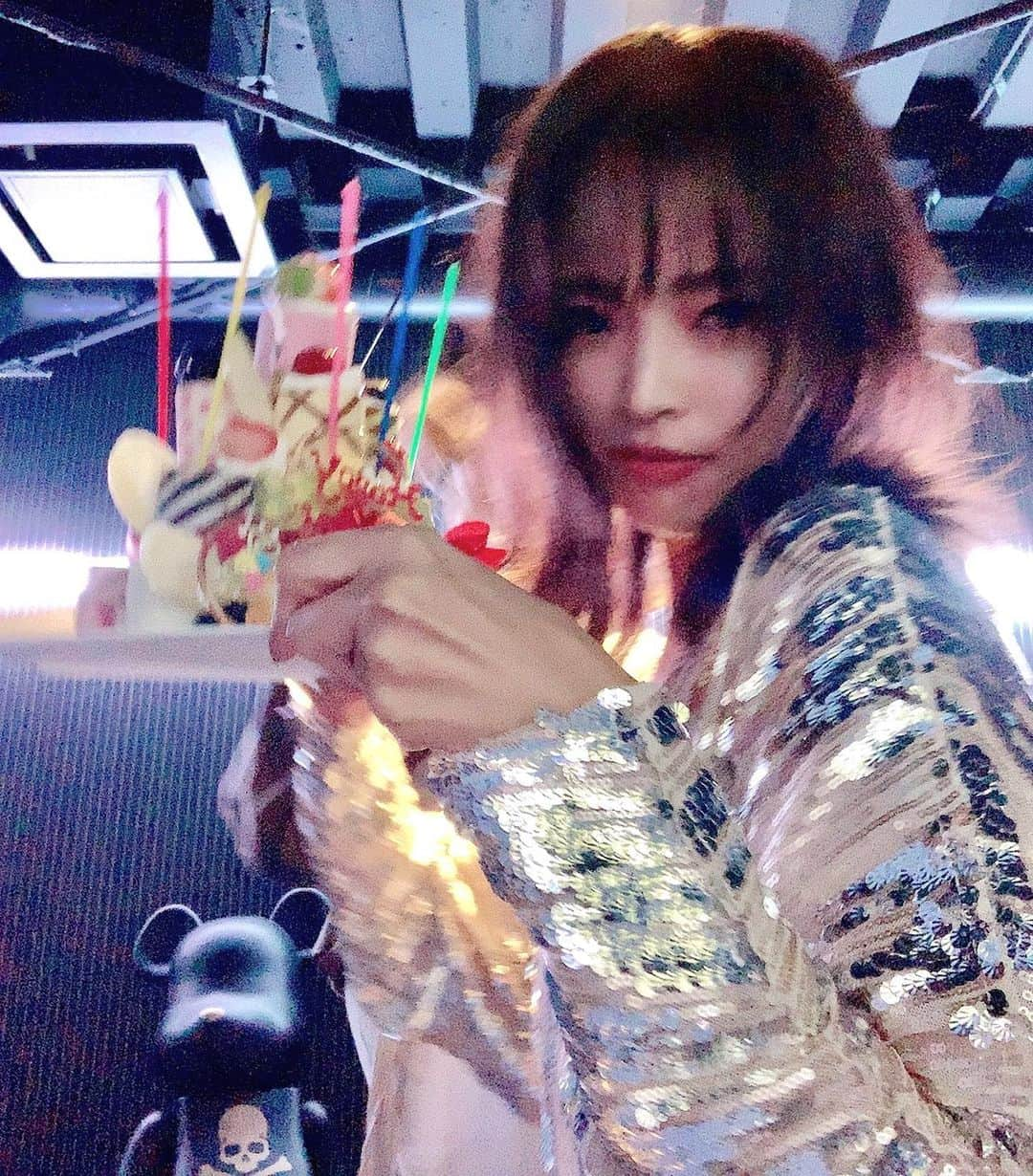 小田切恵子さんのインスタグラム写真 - (小田切恵子Instagram)「#lastnight 10月生まれのお誕生日をお祝いしてもらったよ🎂 ドレスコードはベージュ系⁇ こんな時にしか着れないギラギラワンピで💛🖤」10月19日 16時42分 - keikoodagiri101