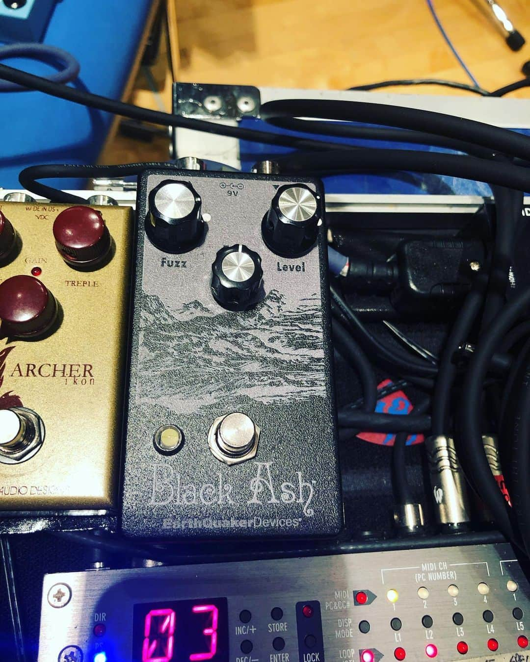 ミヤ さんのインスタグラム写真 - (ミヤ Instagram)「このエフェクターたちを使うとこういう音になります。 #earthquakerdevices  #ghostecho  #aqueductvibrato  #bitcommander  #disastertransport  #blackashfuzz  #dope」10月19日 16時53分 - miyaguchi