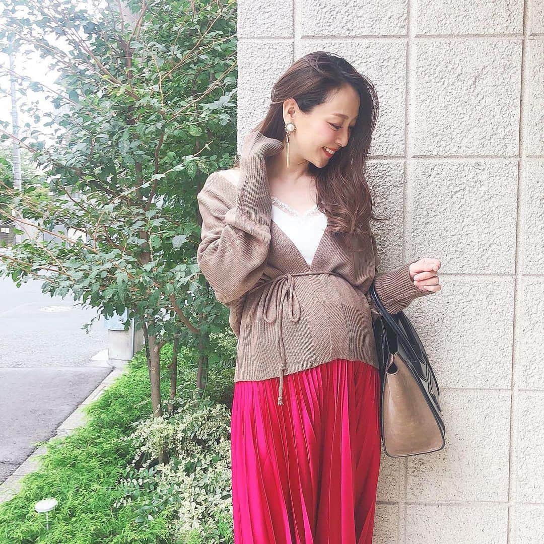 のインスタグラム：「coordinate☺︎ . 妊娠9ヶ月に入り、急にお腹が大きくなってきました🤰 . ニット素材やゴムウエストは伸びてくれるので、マタニティに助かります☺️ . . . #knit... #fifth  #skirt ... #gracecontinental  #bag …#celine . . #coordinate #ootd #instafashion #fifthtl #フィフス  #fifthコーデ #プチプラコーデ #プチプラ #コーデ #シンプルコーデ #ファッション #コーディネート #平均身長コーデ  #カーディガン #カジュアル #fashion #outfit #ウエストマークニットカーディガン #マタニティコーデ #マタニティライフ #妊娠中 #妊婦 #妊娠9ヶ月  @fifth_store」