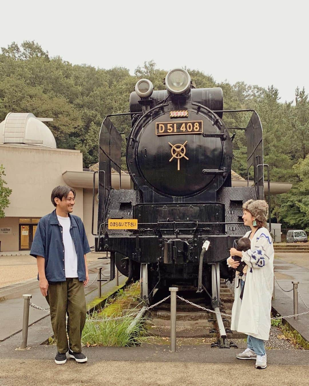 むらたさきさんのインスタグラム写真 - (むらたさきInstagram)「🌳🌳 ． ピクニックタウン多摩の取材で生田緑地へ行ってきました🙌☺️ ． 何年か前に行ったときは、 岡本太郎美術館とその周辺へ😉🏃‍♂️(西口エリア) ↑ 長男が太陽の塔にハマっとった頃🥰 ． ． ． 今回は東口エリアへ🐰🌳 ． 昔の民家を展示開放しとる日本民家園を見学したり、 蒸気機関車や客車を見たり、 中央芝生広場でピクニックをしたり🍕☺️ ． ． 民家園は昔の薬屋さんで、 家の表と裏で平仮名・漢字と表札が2通りあって、 方角がわからなくても平仮名を辿って行くと京都に着ける！という仕組みらしい😌💡 ． 囲炉裏には本当に火が灯っとって、 昔話📖のような世界を体験できました🙌🥰♨️ (4.5枚目) ． ． ． 心にも体力的にもまだ余裕がなくて 母一人の日にはなかなか遠出してあげられないので、 力が有り余っとる兄ちゃんズはたっぷり身体を動かせて よい家族デーになりました👍🥰 ． ． 駐車場もたくさんあったし、 最寄り駅からも徒歩10分くらいなのでアクセスもよかったなぁ👍🙆‍♀️💮 ． ． ． 帰りに寄った、 芝生広場の隣にある昆虫などの標本がある資料館は “寄った” 程度では時間が足りないくらいに見どころ満載で、 今館内を出たばかりなのに 「また行きたい🥰！！」と兄ちゃんズ👦👦🗣笑 ． 同じ施設にプラネタリウムも併設しとったので 色々回って1日たっぷりと遊べそう🌳👌😍💫 (カフェエリアも有☕️🍝😉) ． ． ． 最後はなぞに、夫婦写真😂🚉♡ (8枚目) ． ． ． ． ． ． ． ． ． ． ． #6歳 4ヶ月 #3歳 6ヶ月 #0歳 #兄ちゃんとおとうと #ピクニックタウン多摩区 #生田緑地 #ピクニック @picnictown_tama #pr」10月19日 17時11分 - muratasaki