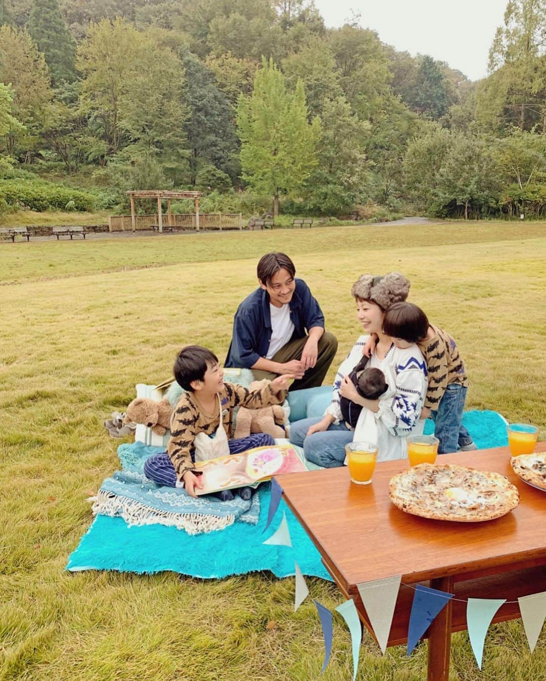 むらたさきさんのインスタグラム写真 - (むらたさきInstagram)「🌳🌳 ． ピクニックタウン多摩の取材で生田緑地へ行ってきました🙌☺️ ． 何年か前に行ったときは、 岡本太郎美術館とその周辺へ😉🏃‍♂️(西口エリア) ↑ 長男が太陽の塔にハマっとった頃🥰 ． ． ． 今回は東口エリアへ🐰🌳 ． 昔の民家を展示開放しとる日本民家園を見学したり、 蒸気機関車や客車を見たり、 中央芝生広場でピクニックをしたり🍕☺️ ． ． 民家園は昔の薬屋さんで、 家の表と裏で平仮名・漢字と表札が2通りあって、 方角がわからなくても平仮名を辿って行くと京都に着ける！という仕組みらしい😌💡 ． 囲炉裏には本当に火が灯っとって、 昔話📖のような世界を体験できました🙌🥰♨️ (4.5枚目) ． ． ． 心にも体力的にもまだ余裕がなくて 母一人の日にはなかなか遠出してあげられないので、 力が有り余っとる兄ちゃんズはたっぷり身体を動かせて よい家族デーになりました👍🥰 ． ． 駐車場もたくさんあったし、 最寄り駅からも徒歩10分くらいなのでアクセスもよかったなぁ👍🙆‍♀️💮 ． ． ． 帰りに寄った、 芝生広場の隣にある昆虫などの標本がある資料館は “寄った” 程度では時間が足りないくらいに見どころ満載で、 今館内を出たばかりなのに 「また行きたい🥰！！」と兄ちゃんズ👦👦🗣笑 ． 同じ施設にプラネタリウムも併設しとったので 色々回って1日たっぷりと遊べそう🌳👌😍💫 (カフェエリアも有☕️🍝😉) ． ． ． 最後はなぞに、夫婦写真😂🚉♡ (8枚目) ． ． ． ． ． ． ． ． ． ． ． #6歳 4ヶ月 #3歳 6ヶ月 #0歳 #兄ちゃんとおとうと #ピクニックタウン多摩区 #生田緑地 #ピクニック @picnictown_tama #pr」10月19日 17時11分 - muratasaki