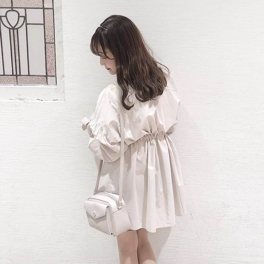 evelyn.coordinateさんのインスタグラム写真 - (evelyn.coordinateInstagram)「・ ・ ☑︎ユルットリボンモッズコート ¥7,500+tax ・ お袖のリボンとクシュっとした ボリュームのある後ろ姿がpoint☝︎♡♡♡♡♡ ・ staff 152cm ・ ・ #ユルットリボンモッズコート#エブリン#ベージュコーデ#evelyn#instagram#fashion#followme」10月19日 17時18分 - evelyn.coordinate