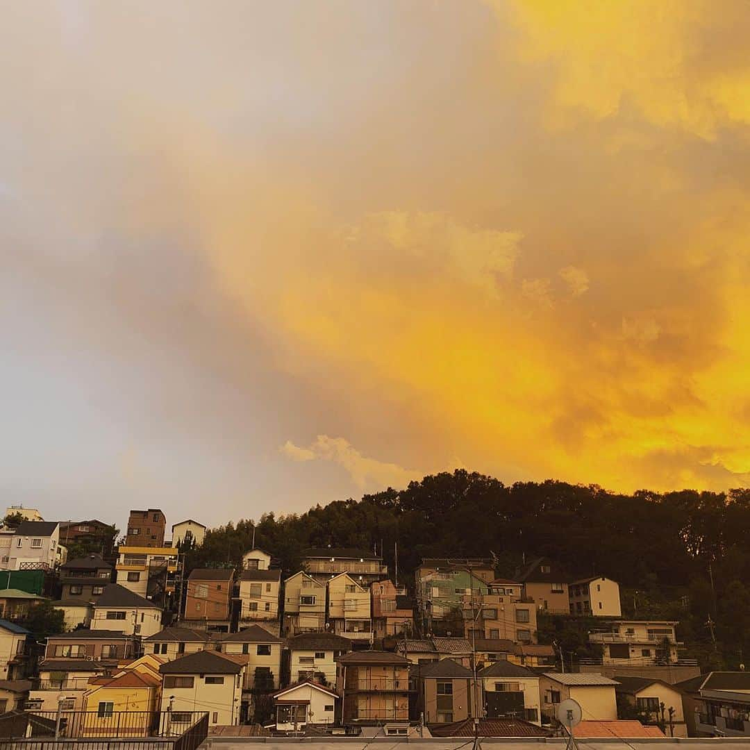 岩崎慧さんのインスタグラム写真 - (岩崎慧Instagram)「作業部屋からの夕景。 見よ、空が燃えておる。」10月19日 17時25分 - iwasakikei