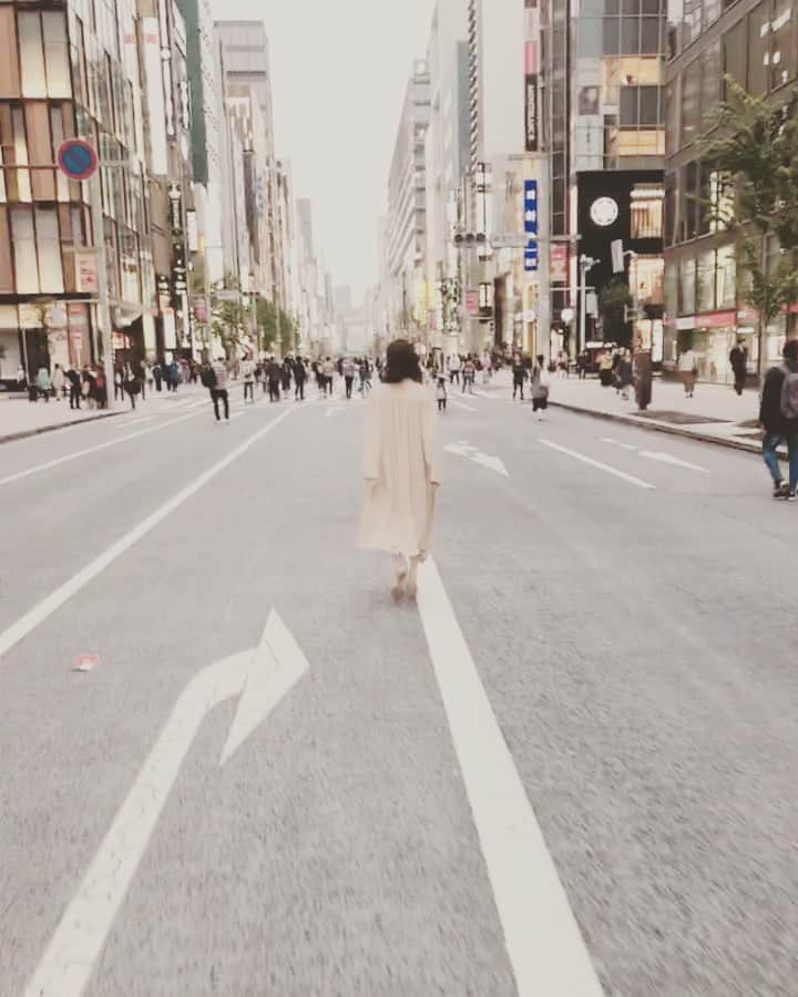 和田安佳莉のインスタグラム：「2クラス指導からのオーディション。 最近ママ役もちょこちょこあったりするのだけれど、子役達のエリートっぷりに毎度驚き。 教育と訓練の賜物だね。 久々銀座な帰り道。 . #バレエ #レッスン #オーディション #帰り #インスタネタを #ありがとう #上り下りの毎日だから #ベタな動画を撮ってもらう #銀座 #映画でもみて帰ろう #束の間のオフ」