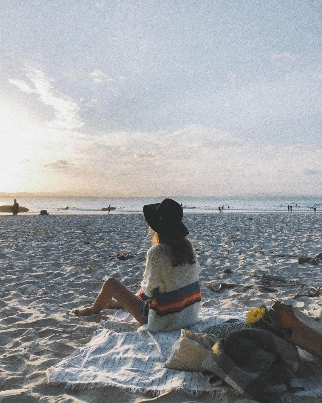 marikoさんのインスタグラム写真 - (marikoInstagram)「The Pass🏄‍♂️ Beach Picnic🌼 のんびり2人で夕陽を眺めるつもりが… まさかのローカルカメラマンに声を かけて頂いて、取材までみっちり✍🏽 ローカル紙の撮影だったっぽいね〜 なんてひとみと話してたらビックリ!! 数日前に先方から連絡が入ったらしく まさかの「ジェットスター」だった✈️ もちろん私も今回のGCはジェットスター の直行便を利用したから、なんだか 嬉しくなっちゃった🤤 こんな偶然も旅の良き想い出❤️ よって、ビーチでチルする予定だった 時間は撮影とインタビューに変わり ちょこっとチルして、お腹すいて けーじが待ってくれてたお家へと 盛り上がりながら帰りましたとさ👯‍♀️ 2人お揃いのプチプラTシャツ買ったり 一緒にシルバーアクセサリーを選んだり なかなか濃ゆい1日だった Byron Bay」10月19日 17時27分 - mariiko_re