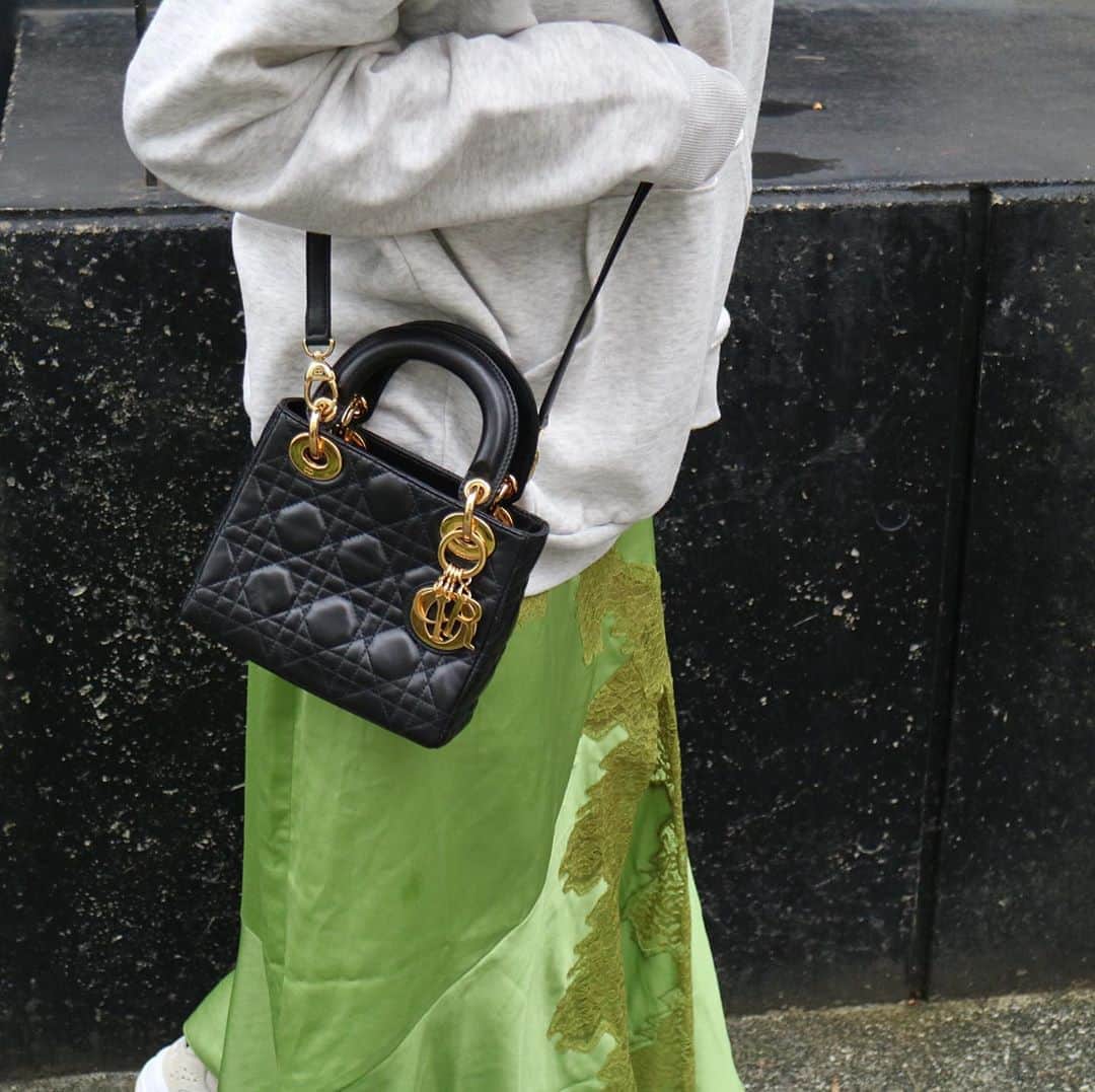 Vintage Brand Boutique AMOREさんのインスタグラム写真 - (Vintage Brand Boutique AMOREInstagram)「SOLD OUT❣️❣️Christian Dior  Vintage mini lady dior shoulder bag.  #ladydior #レディディオール  Free Shipping Worldwide✈️ DM for more information ≫ ≫ ≫✉️ #ヴィンテージ #ディオール #ヴィンテージディオール #レディディオール #ヴィンテージブランドブティック #アモーレ #アモーレトーキョー #表参道 #東京 #青山 #vintage #Dior #christiandior #vintagedior #vintagebrandboutique #AMORE #amoretokyo #omotesando #aoyama」10月19日 17時29分 - amore_tokyo