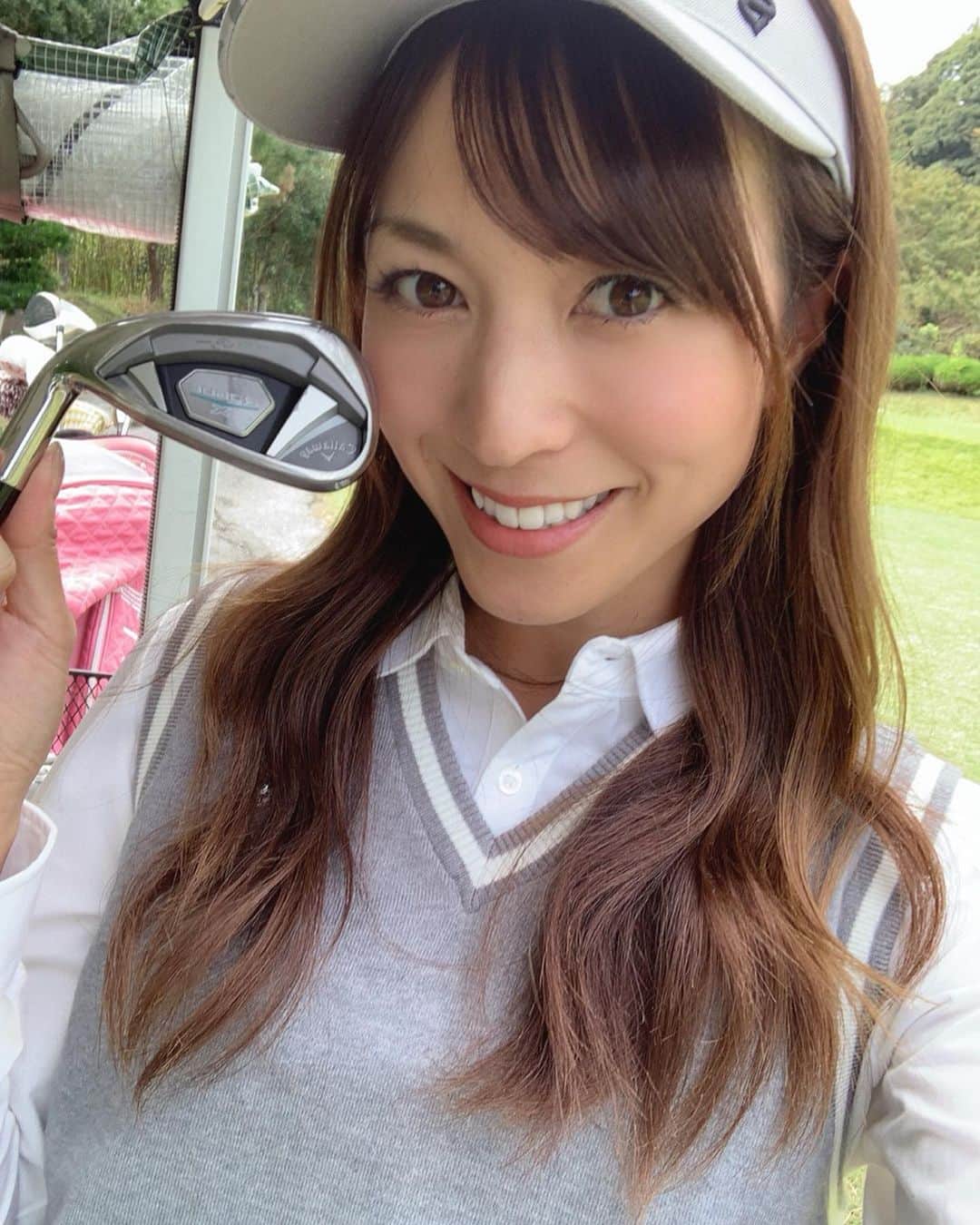 高沢奈苗さんのインスタグラム写真 - (高沢奈苗Instagram)「. 新兵器として新しく仲間入りした6i🏌️‍♀️✨ . やっと慣れてきて125〜135ydの距離に活躍しています😊👍 あと、深いラフに入った時のお助けクラブとして🙌 . クラブ選びはいつもの @coolclubsjapan にて💛 今回も念入りにフィッティングしてもらい、ローグに決めました！ . フィッターの @yoshihirohirano さんありがとうございます😊🌸 . . . ヘッド…Callaway ROGUE シャフト…USTmamiya ATTAS IRON 40R グリップ…no1grip . #ゴルフ #キャロウェイ #ローグ #クールクラブス #クラブフィッティング #callaway #rogue #coolclubsjapan #スイング碑文谷」10月19日 17時29分 - nanaetakasawa
