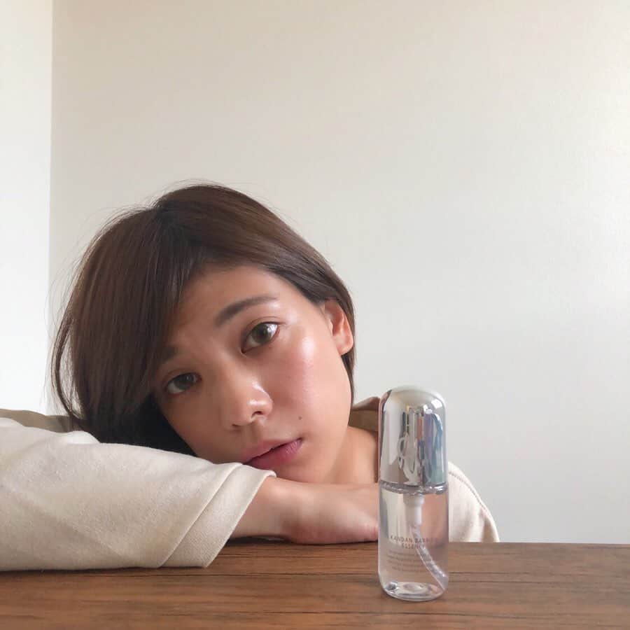 石川瑠利子のインスタグラム：「. . 季節の変わり目、寒くなったり暑くなったりでよく肌トラブルになるのです😱 私はこの @dprogram_ofc のカンダンバリアエッセンスに頼ります🙆🏻‍💕 その名の通りに寒暖差による乾燥・肌あれから肌を守ってくれるという優れモノ🙏🏻✨ 洗顔後に使う導入美容液で化粧水がより肌に馴染んで次の日の朝肌の調子がいいかんじ😋❤️ . . #cosmetics #beauty #instabeauty #dプログラム #カンダンバリア #寒暖差の季節にカンダンバリア #dprogram_PR  #保湿美容液 #寒暖差  #季節の変わり目 #敏感肌 #スキンケア」