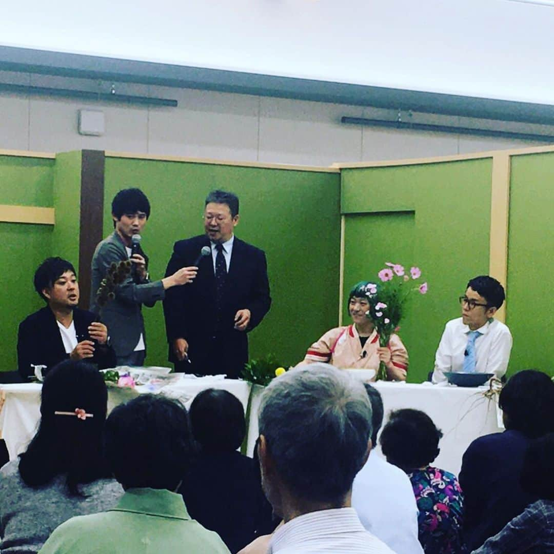 池田周平さんのインスタグラム写真 - (池田周平Instagram)「京都国際映画祭2019の連携企画「京都・くらしの文化まつり〜日々の暮らしに茶道・華道・書道を〜」に出演しました！ 京都未生流の松本家元からいけばなを教えてもらいました！ いけばな楽しい！ 可能性を感じた！  明日20日も四条烏丸の京都経済センターで様々な体験などできるようなので、是非遊びに行ってみてくださいー！ http://culture-project.kyoto/event/organize/detail/44  #京都文化力プロジェクト #京都・くらしの文化まつり #まちじゅうお稽古 #京都国際映画祭2019 #タナからイケダ  #女と男」10月19日 17時50分 - ikeda_shuhey