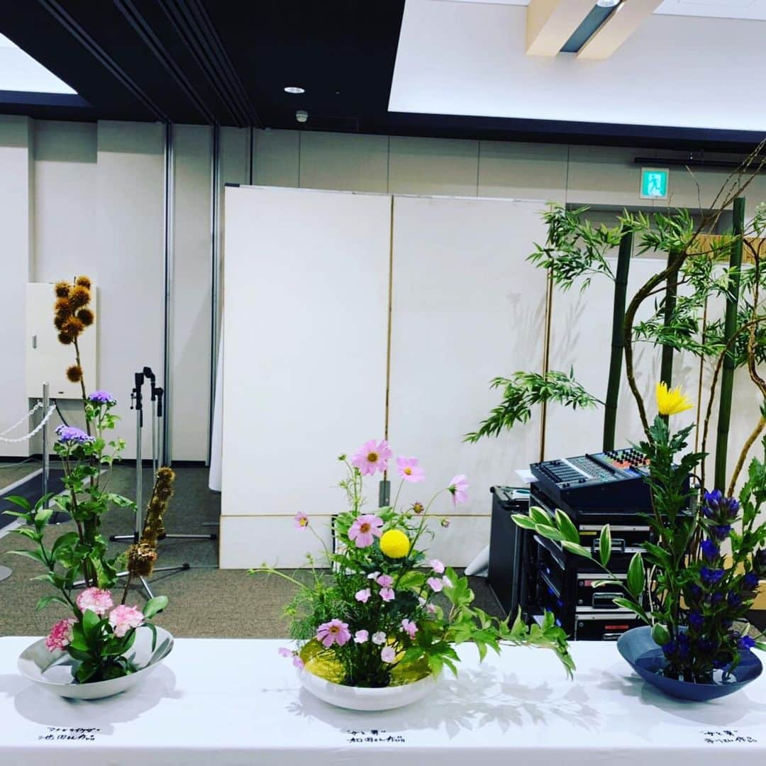 池田周平さんのインスタグラム写真 - (池田周平Instagram)「京都国際映画祭2019の連携企画「京都・くらしの文化まつり〜日々の暮らしに茶道・華道・書道を〜」に出演しました！ 京都未生流の松本家元からいけばなを教えてもらいました！ いけばな楽しい！ 可能性を感じた！  明日20日も四条烏丸の京都経済センターで様々な体験などできるようなので、是非遊びに行ってみてくださいー！ http://culture-project.kyoto/event/organize/detail/44  #京都文化力プロジェクト #京都・くらしの文化まつり #まちじゅうお稽古 #京都国際映画祭2019 #タナからイケダ  #女と男」10月19日 17時50分 - ikeda_shuhey