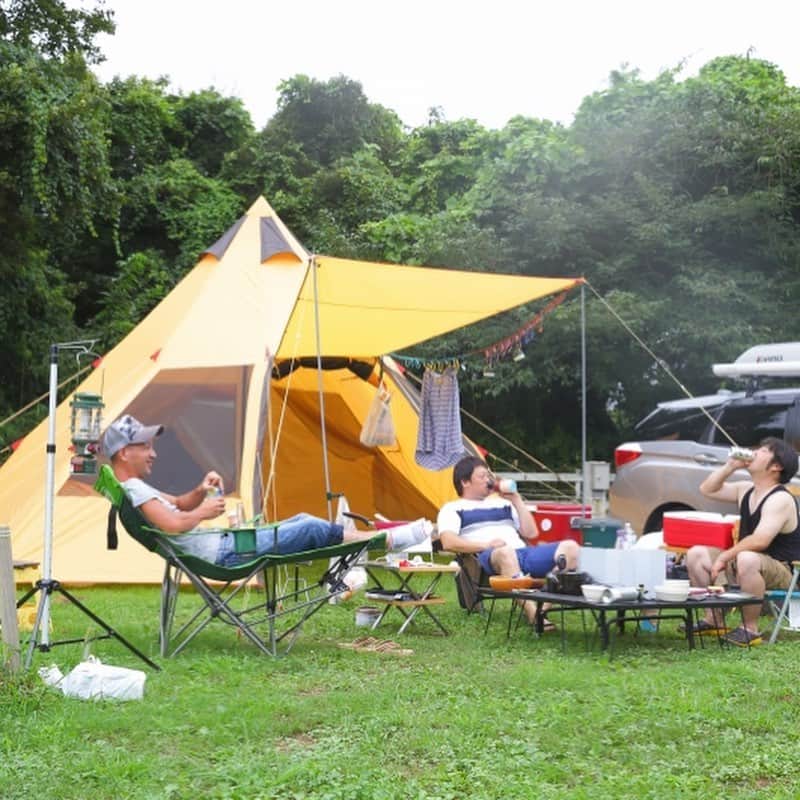 キャンプ情報サイト［ランタン］さんのインスタグラム写真 - (キャンプ情報サイト［ランタン］Instagram)「CAMP SMILE STYLE ／ 仲間3人とキャンプで のんびり過ごす至福のひと時。 ＼ いろんなキャンパーのキャンプスタイルを現地取材と一般キャンパーからの投稿で数多く掲載してます。 . . 詳しくは @lantern.camp  webサイトをご覧ください . . #camp #camping #outdoor #travel #trip #lantern_smile #nature #キャンプ #キャンプ用品 #アウトドア #テント #自然 #旅行 #キャンプ初心者  #キャンプ好きな人と繋がりたい #成田ゆめ牧場ファミリーオートキャンプ場 #ノースイーグル #ルミエールランタン」10月19日 17時53分 - lantern.camp