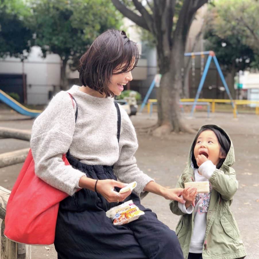 原田沙奈子さんのインスタグラム写真 - (原田沙奈子Instagram)「アマネと公園🌳 どれだけダッシュできるか対戦してみる。　 いつの日か抜かされるであろう母の威厳を保ちつつ。←子供相手にも負けたくない じっくりゆっくり遊べる有り難さ。 小腹満たしは全粒粉のパンにスクランブルエッグとデミグラスソースのサンド。 もう聞いただけで、おいしいやつ。 スクランブルエッグがトロトロしちゃっててアマネ大喜び。 10月にリューアルした全粒粉入りパンはしっとり優しい味わいにこだわり食材の組み合わせ。←全4種類 慌しい朝にも、お外遊びにもサササッと食べられて便利！ おやつ代わりや小腹満たしだと思っていたけどあさごはんとしても良かった🙆‍♀️ @yamazakitchen_official  #おうちごはん#あさごはん#ヤマザキパン#ランチパック全粒粉シリーズ#ランチパックスクランブルエッグ#ランチパック#pr#子供と公園#子供と遊ぶ」10月19日 17時54分 - sanakoharada