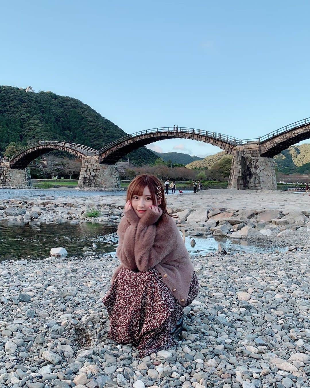 成瀬心美さんのインスタグラム写真 - (成瀬心美Instagram)「🌉 . . 広島、山口 お泊まりオフ会 1日目が終了！！！ . . あっという間すぎた… . . お好み焼き屋さんで 乾杯したり ぶどう狩りして 錦帯橋へ遊びに行って ソフトクリームを食べたり。 . . 宴会で獺祭飲みまくってからの カラオケ大会！ . . 盛り上がって遊び尽くした。 . 明日はどんな1日になるかな。 . . みんなと過ごす時間はとても早くて キラキラしすぎて 思い出が眩しいです。 . ありがとう。 . . #広島 #山口 #錦帯橋 #オフ会 #instagram  #instagood  #instalike #followme」10月20日 3時26分 - coco3ndazo